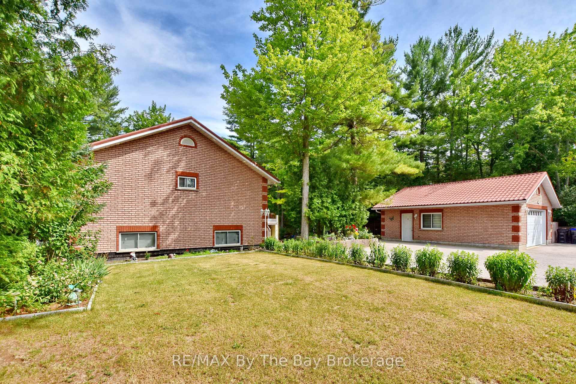 Photo 4 of 106 Deerbrook Drive, Wasaga Beach — HOMEH