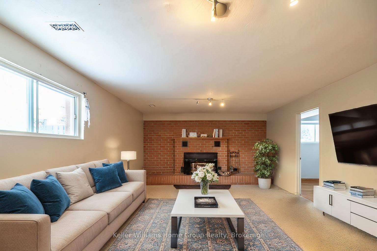 Photo 17 of 476 Scotchmere Court, Waterloo — HOMEH