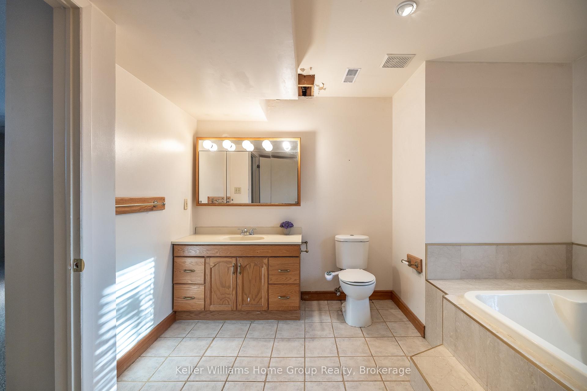 Photo 21 of 476 Scotchmere Court, Waterloo — HOMEH