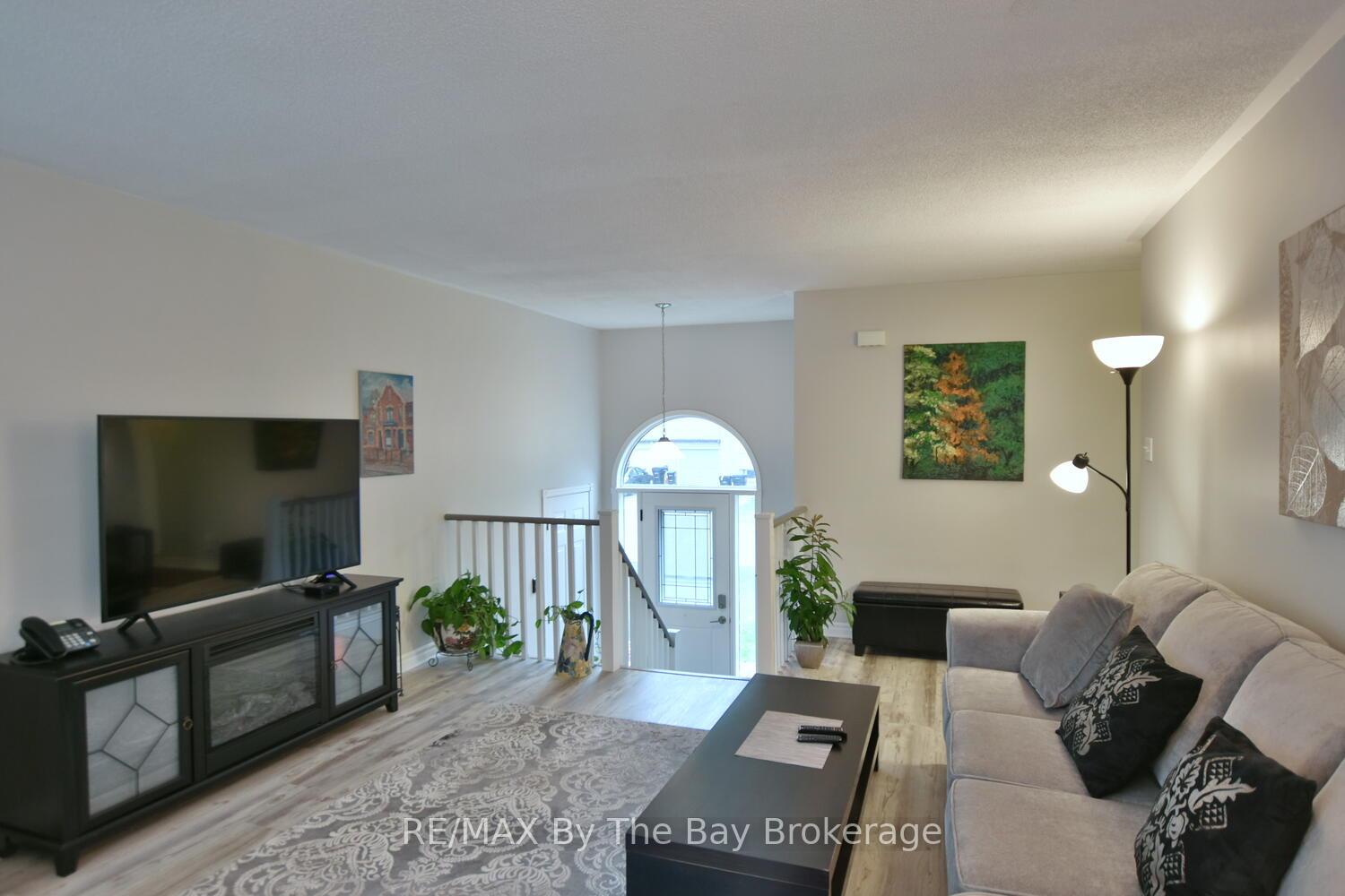 Photo 3 of 34 Harbour Crescent, Wasaga Beach — HOMEH