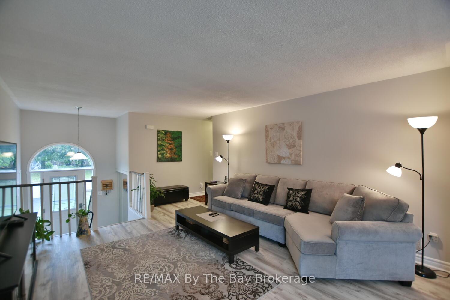 Photo 4 of 34 Harbour Crescent, Wasaga Beach — HOMEH