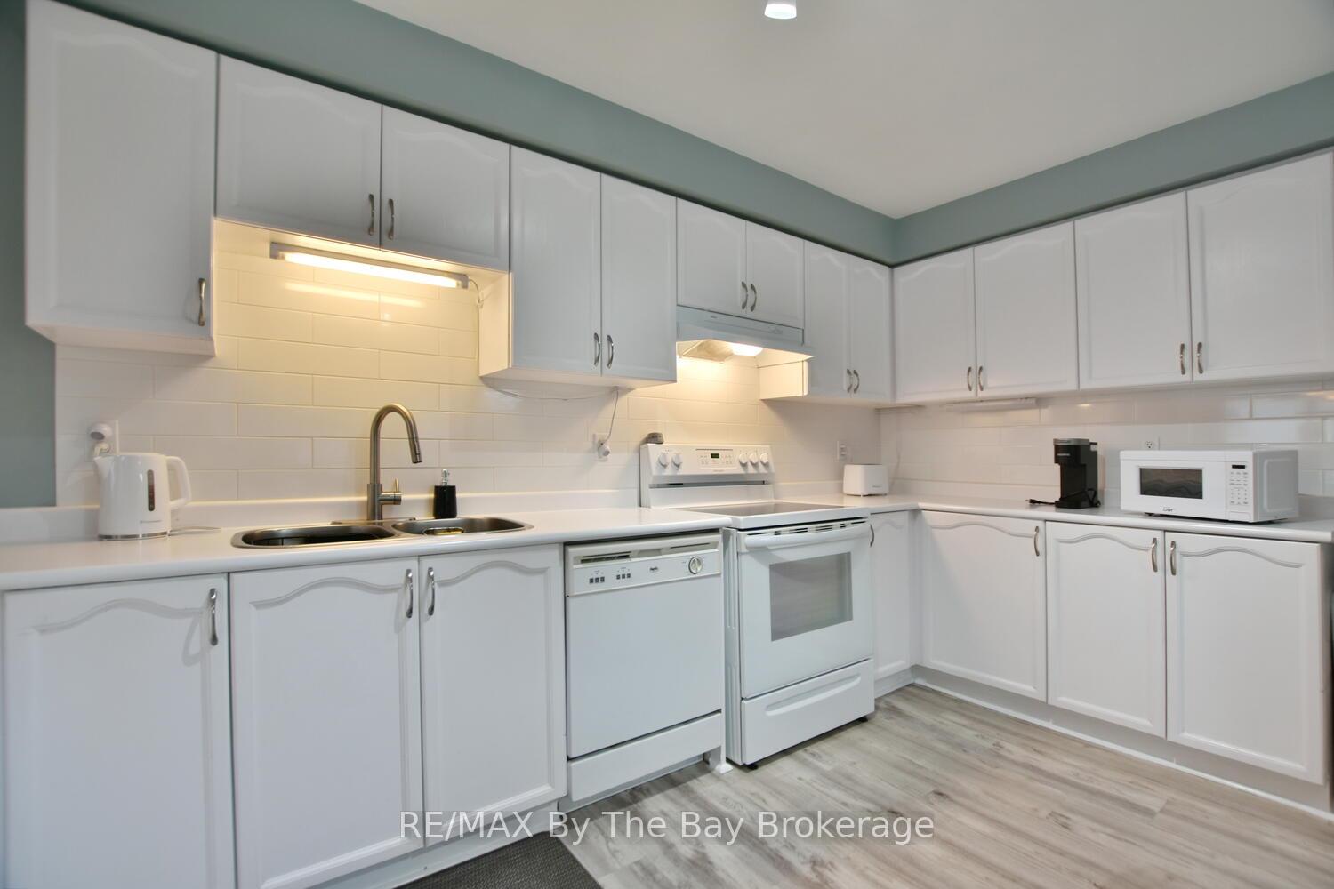 Photo 12 of 34 Harbour Crescent, Wasaga Beach — HOMEH