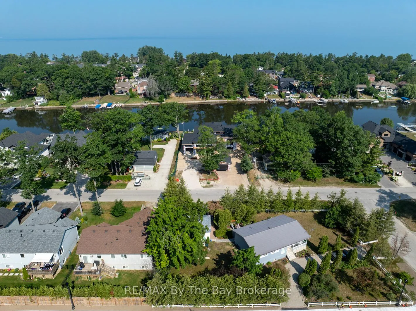 Photo 4 of 34 Edgewater Road, Wasaga Beach — HOMEH