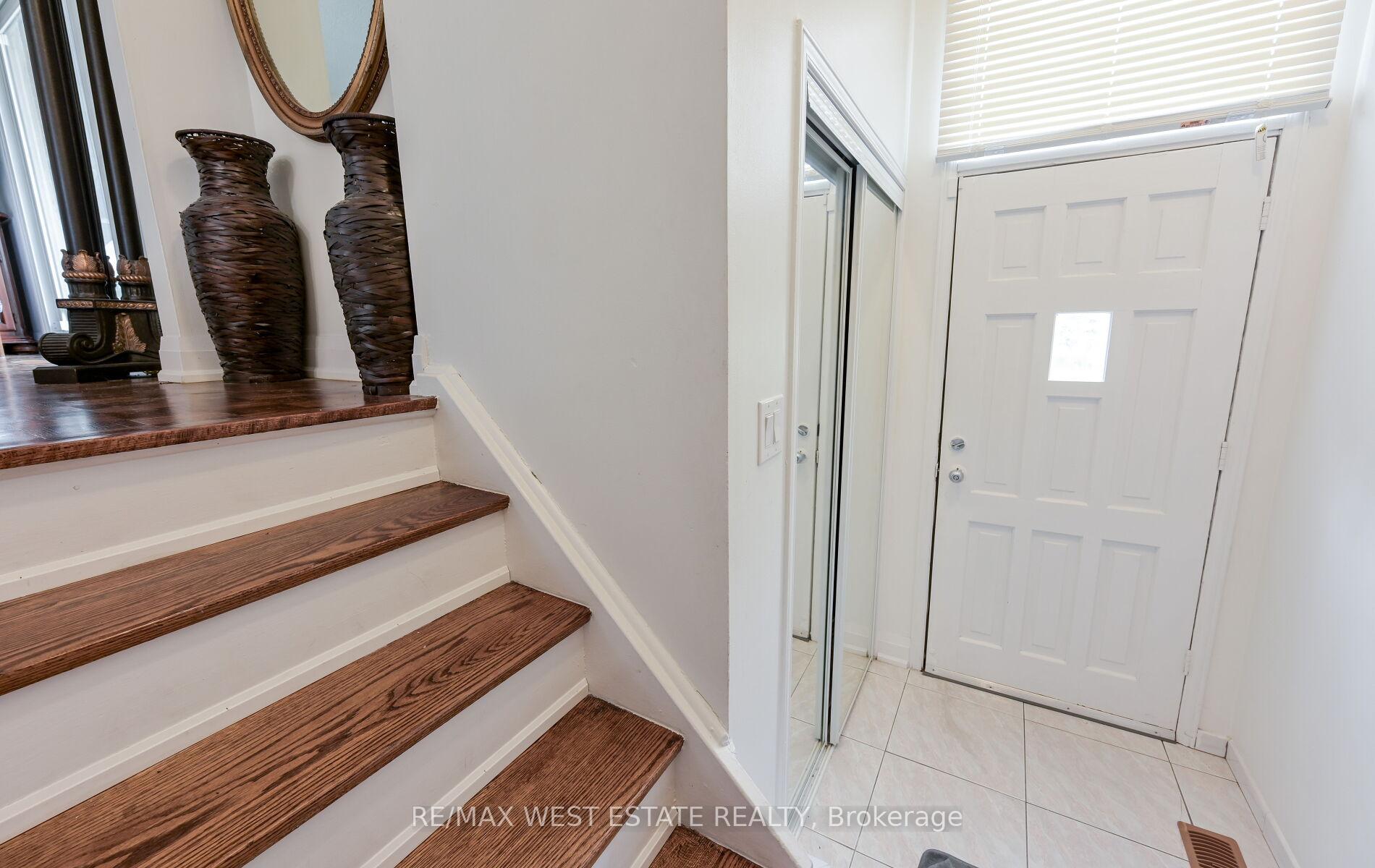 Photo 3 of 142 Aberdeen Avenue, Vaughan, East Woodbridge — HOMEH