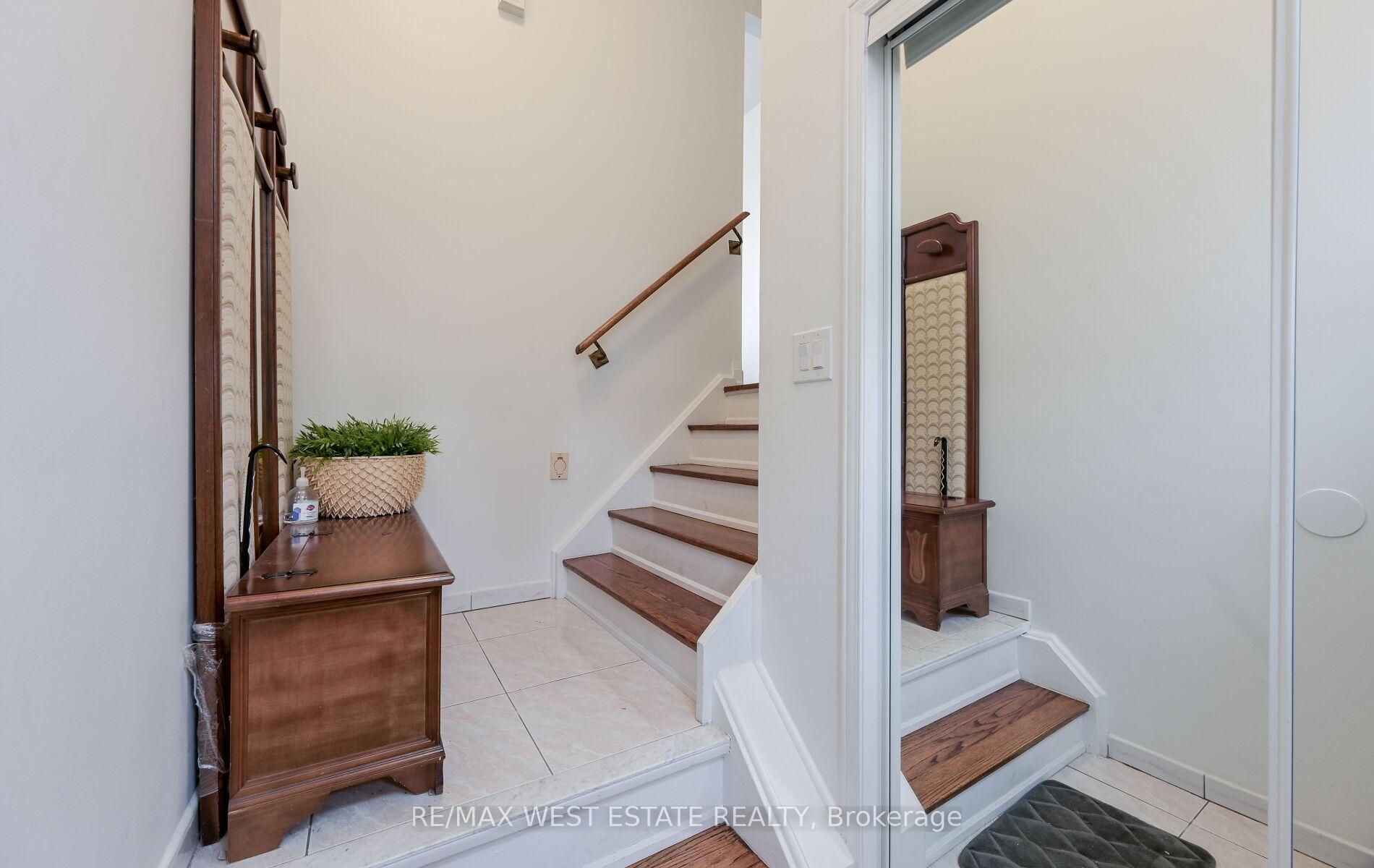 Photo 4 of 142 Aberdeen Avenue, Vaughan, East Woodbridge — HOMEH