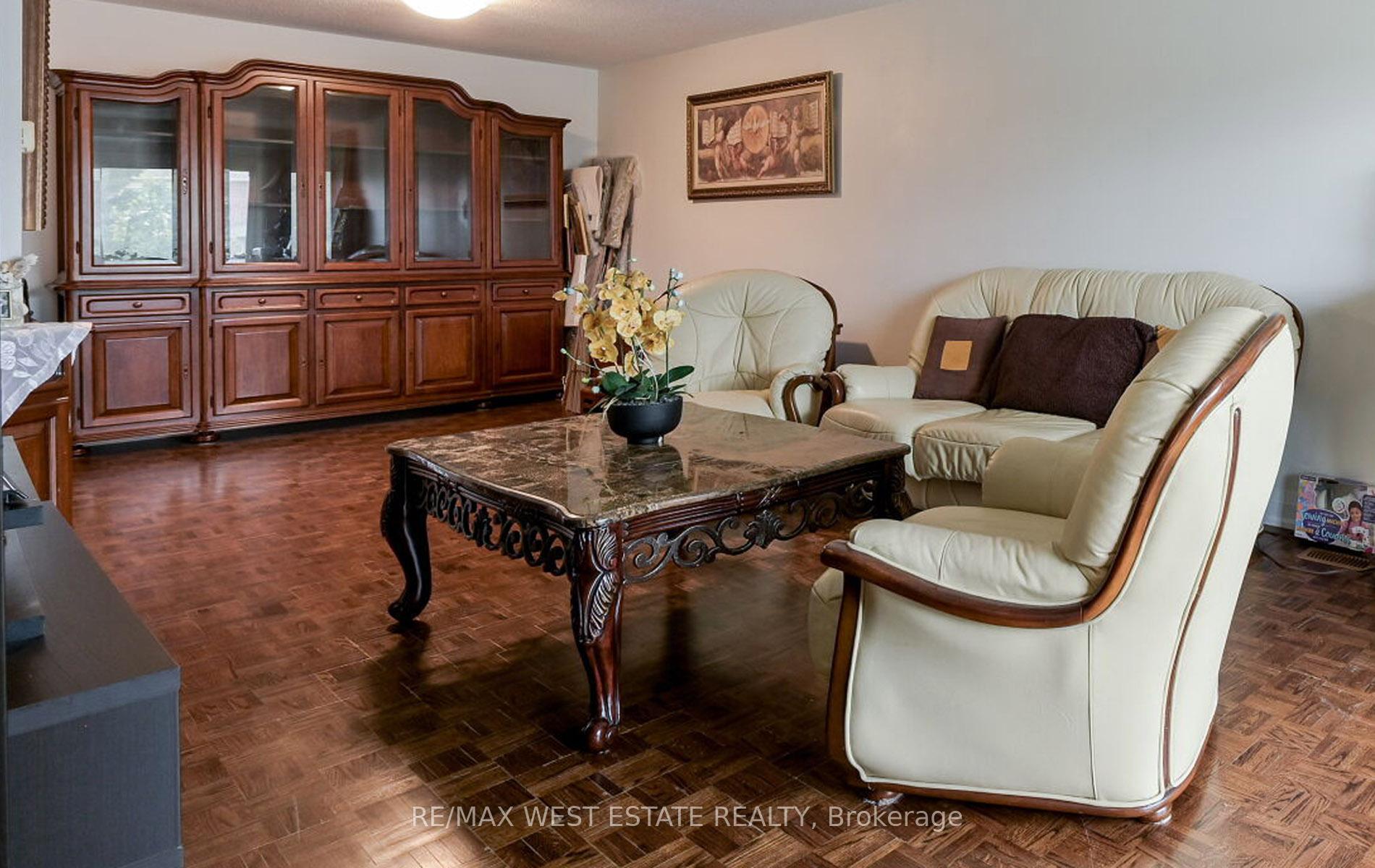 Photo 6 of 142 Aberdeen Avenue, Vaughan, East Woodbridge — HOMEH
