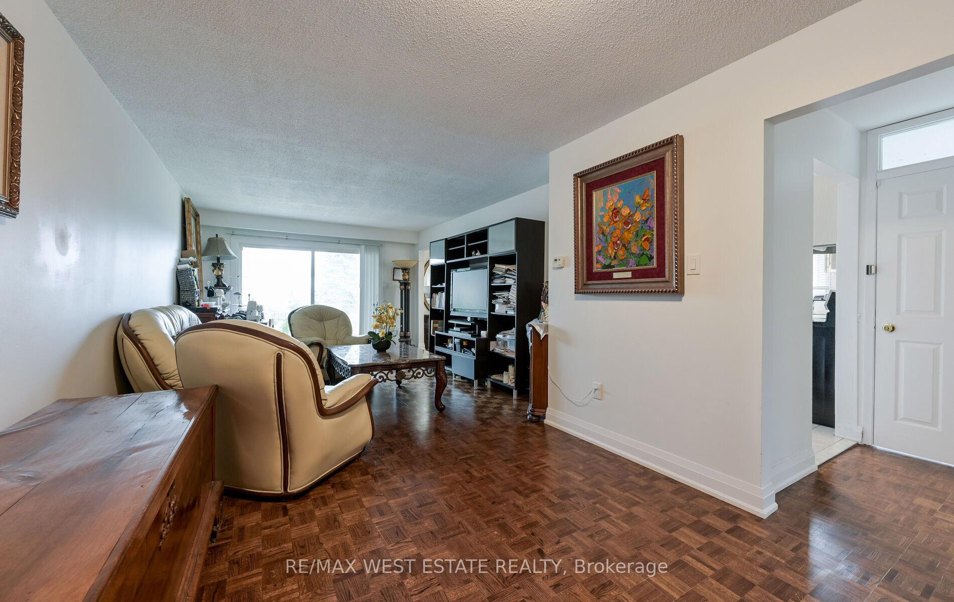 Photo 7 of 142 Aberdeen Avenue, Vaughan, East Woodbridge — HOMEH