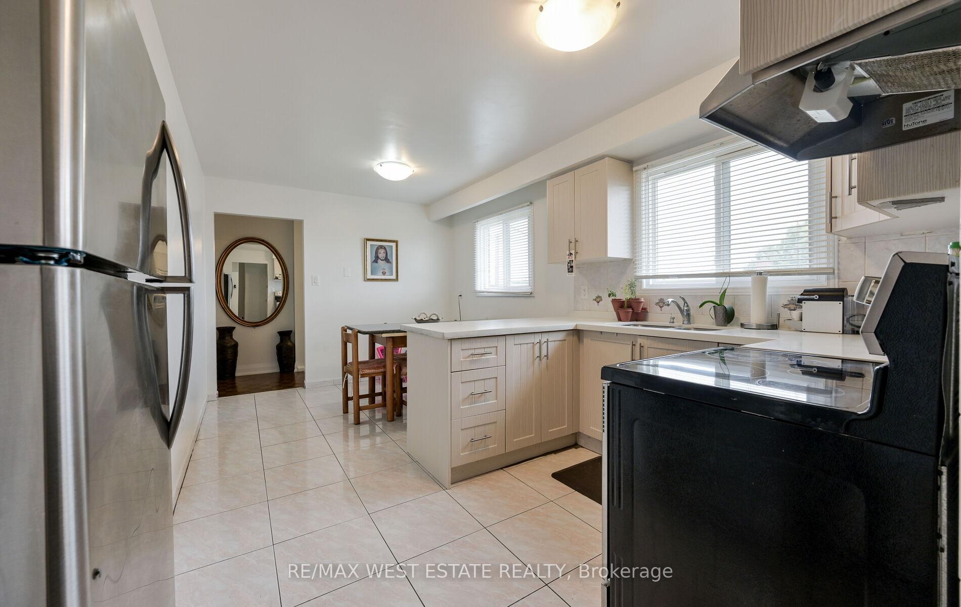 Photo 10 of 142 Aberdeen Avenue, Vaughan, East Woodbridge — HOMEH