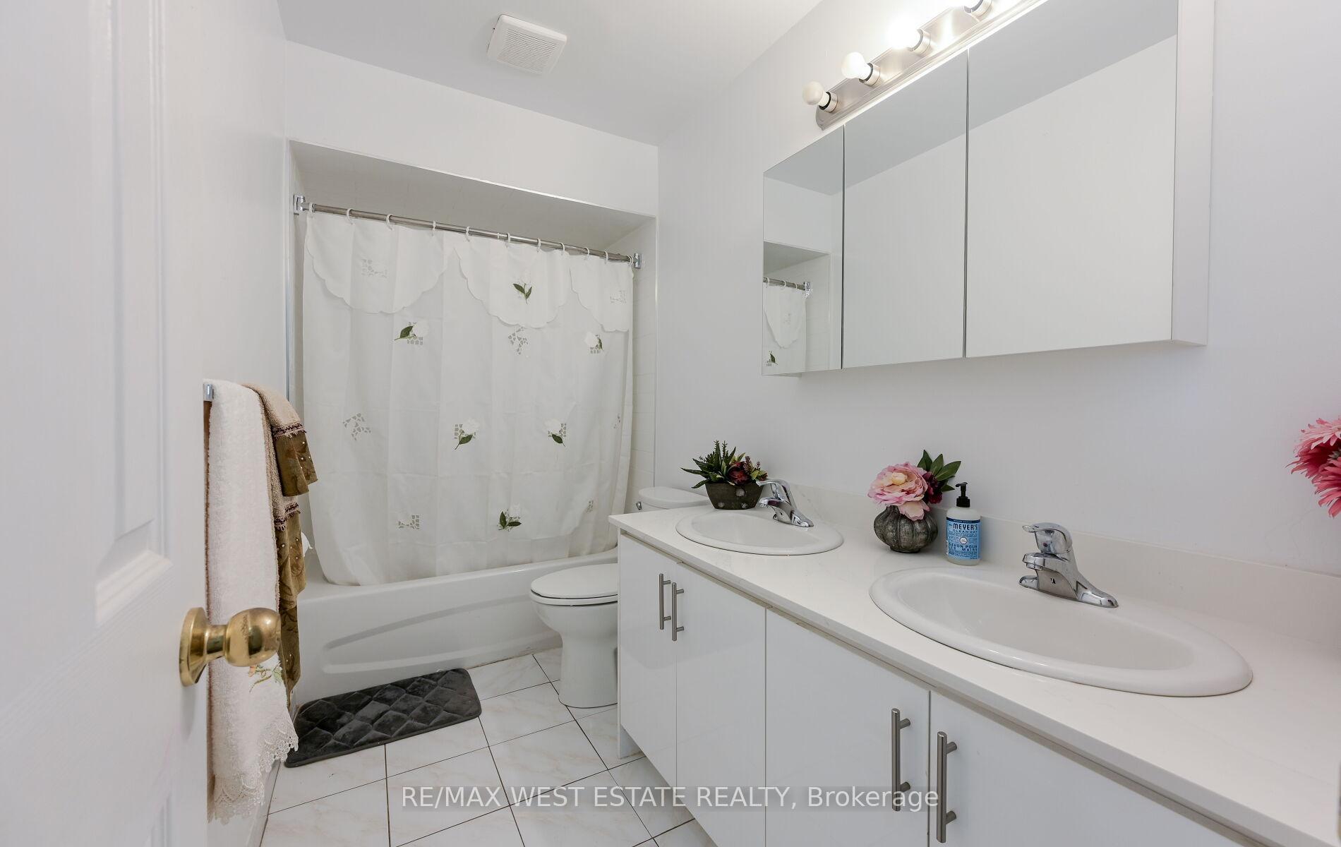 Photo 11 of 142 Aberdeen Avenue, Vaughan, East Woodbridge — HOMEH