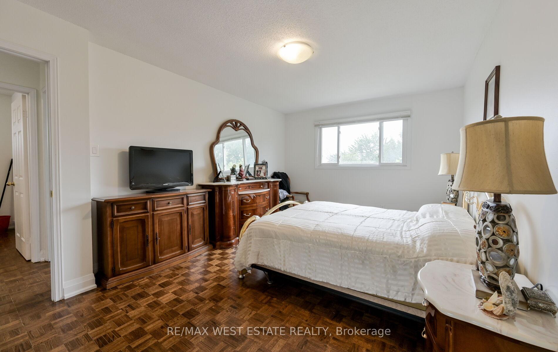 Photo 12 of 142 Aberdeen Avenue, Vaughan, East Woodbridge — HOMEH