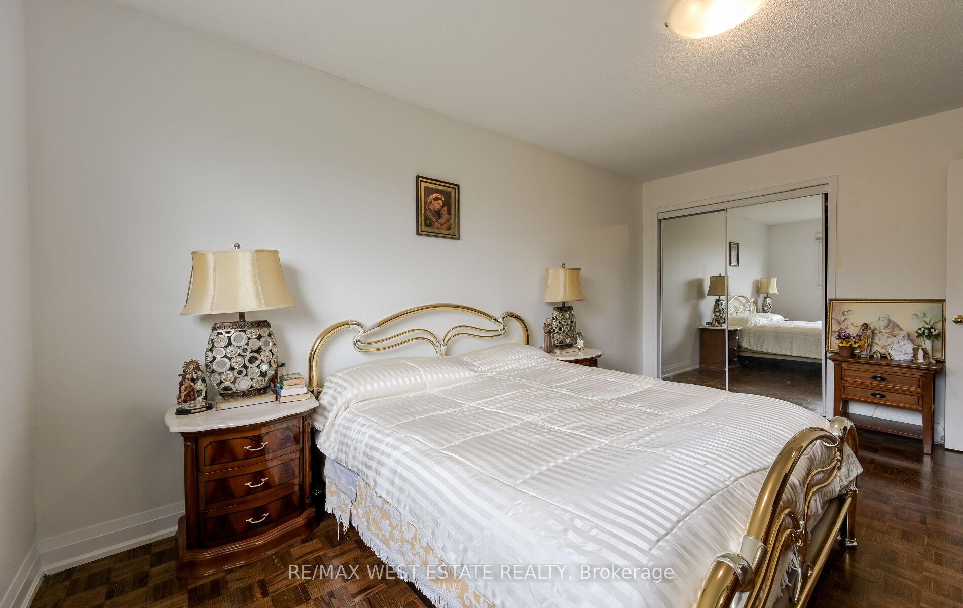 Photo 13 of 142 Aberdeen Avenue, Vaughan, East Woodbridge — HOMEH
