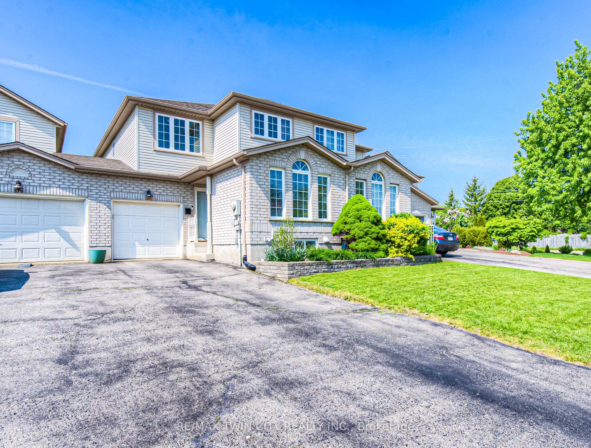 Photo 3 of 381 University Downs Crescent, Waterloo — HOMEH