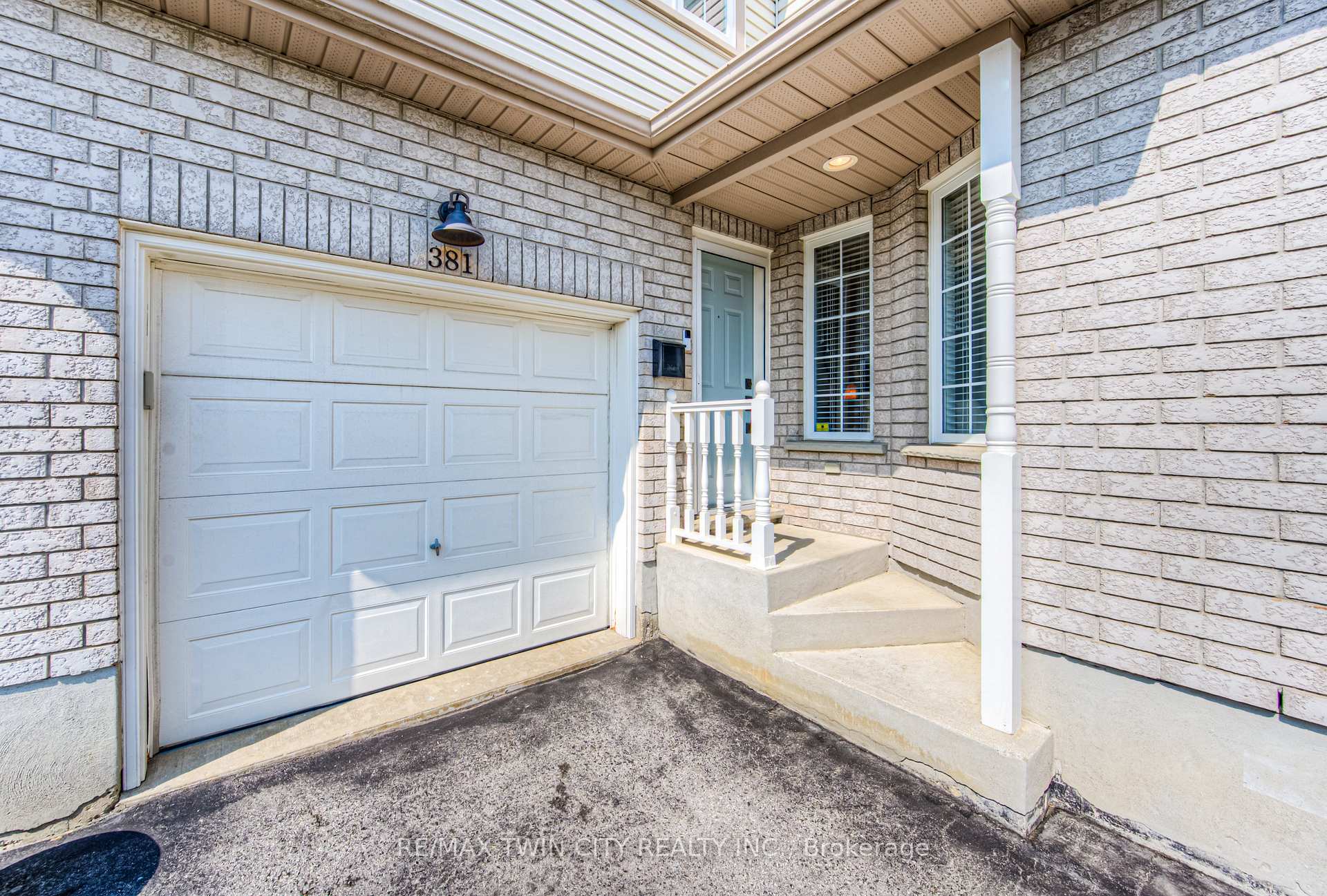 Photo 4 of 381 University Downs Crescent, Waterloo — HOMEH