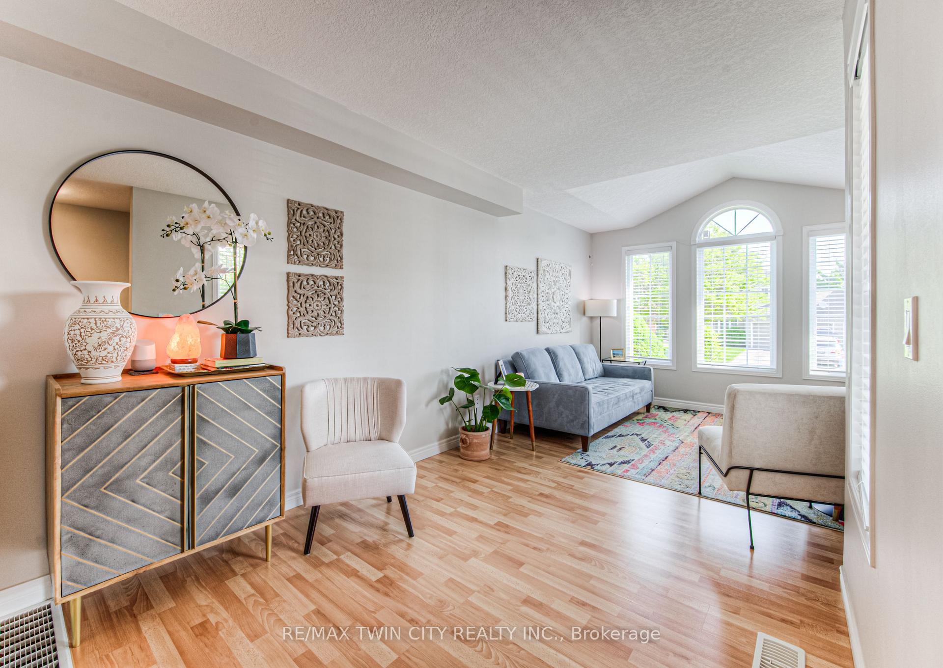 Photo 5 of 381 University Downs Crescent, Waterloo — HOMEH