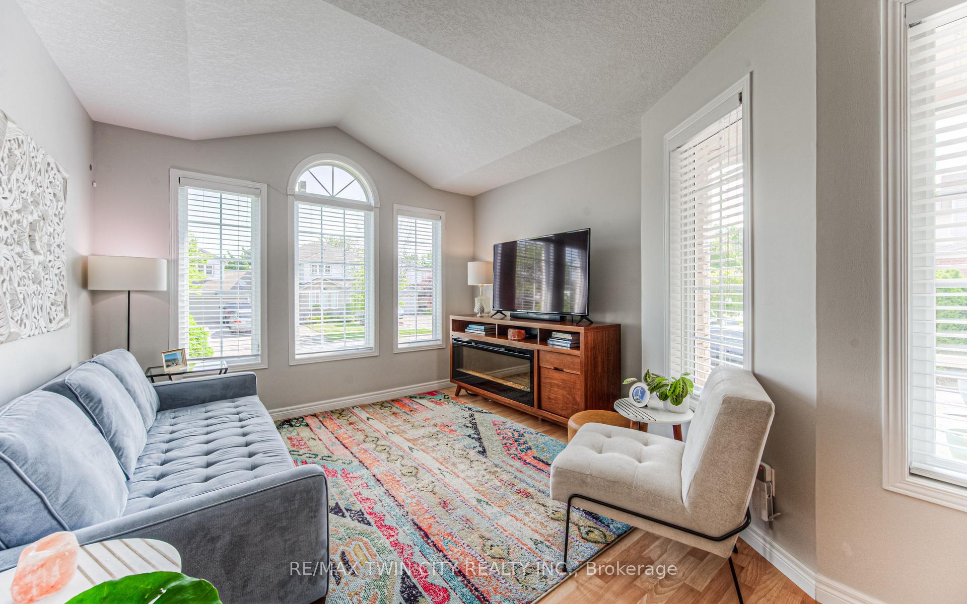 Photo 6 of 381 University Downs Crescent, Waterloo — HOMEH