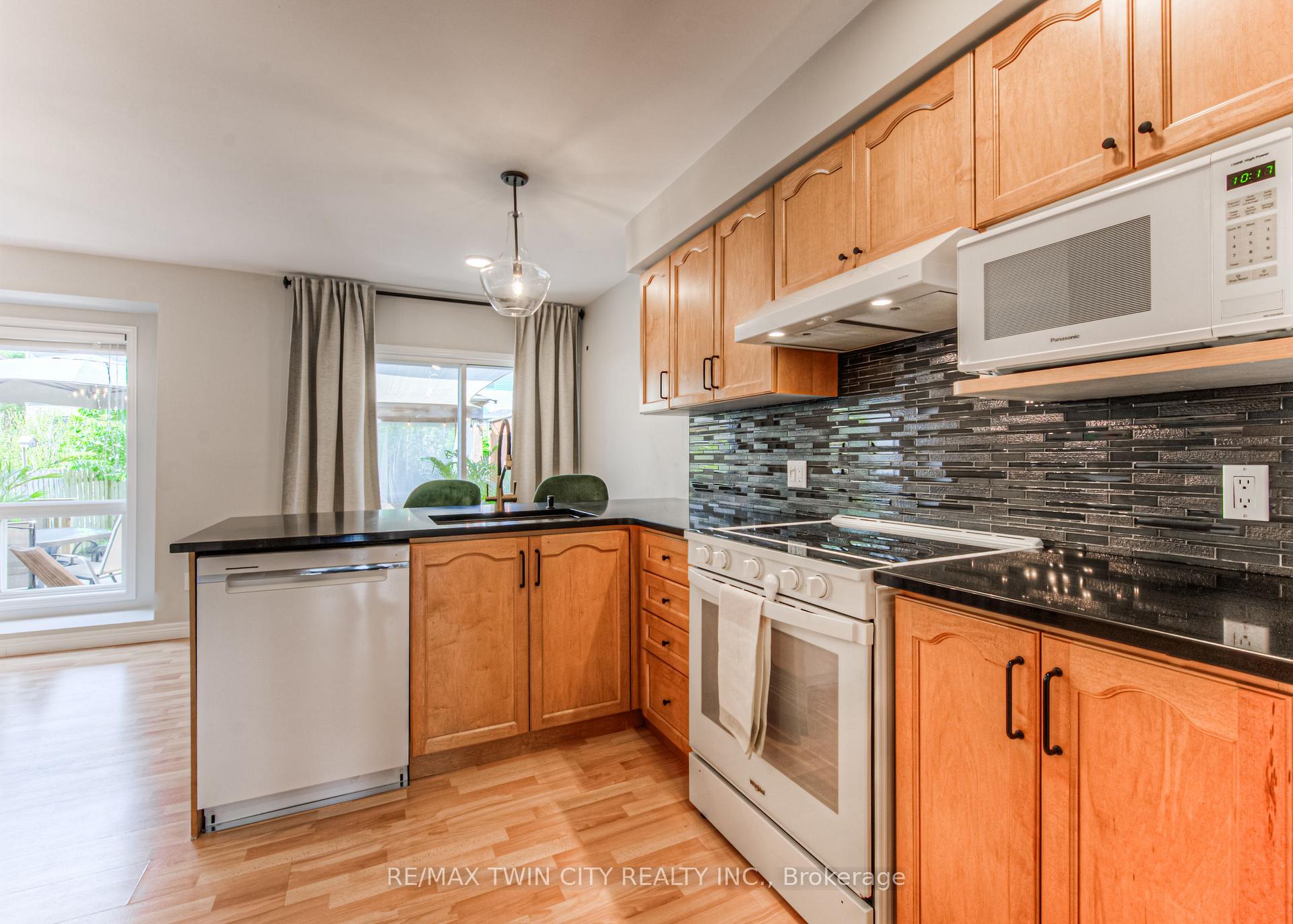 Photo 9 of 381 University Downs Crescent, Waterloo — HOMEH