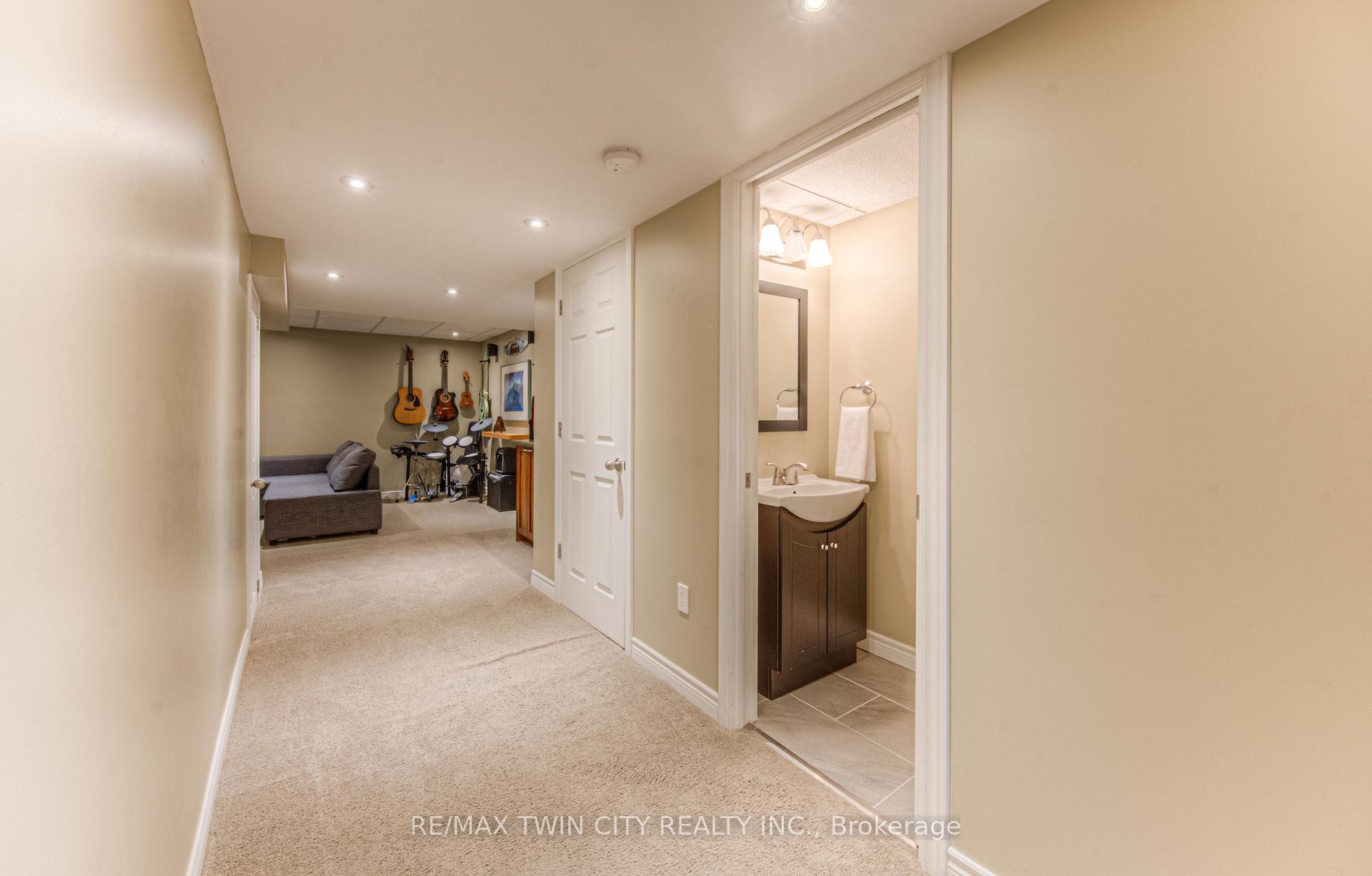 Photo 33 of 381 University Downs Crescent, Waterloo — HOMEH