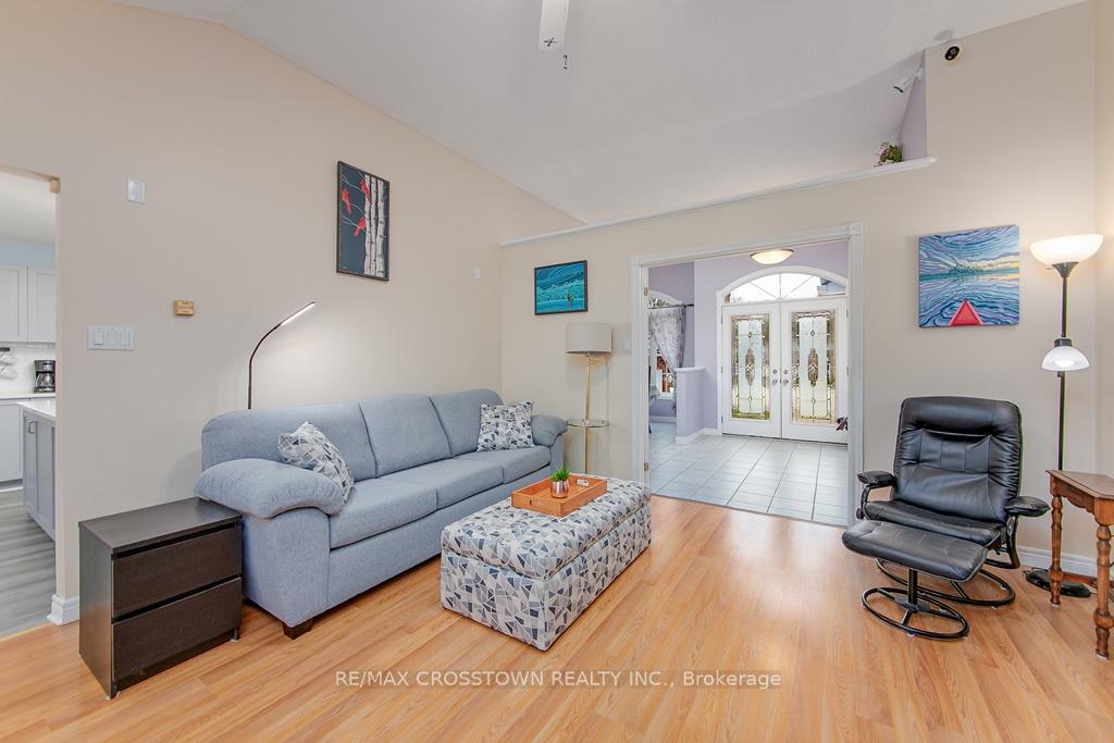 Photo 3 of 10 Birchmount Circle, Wasaga Beach — HOMEH