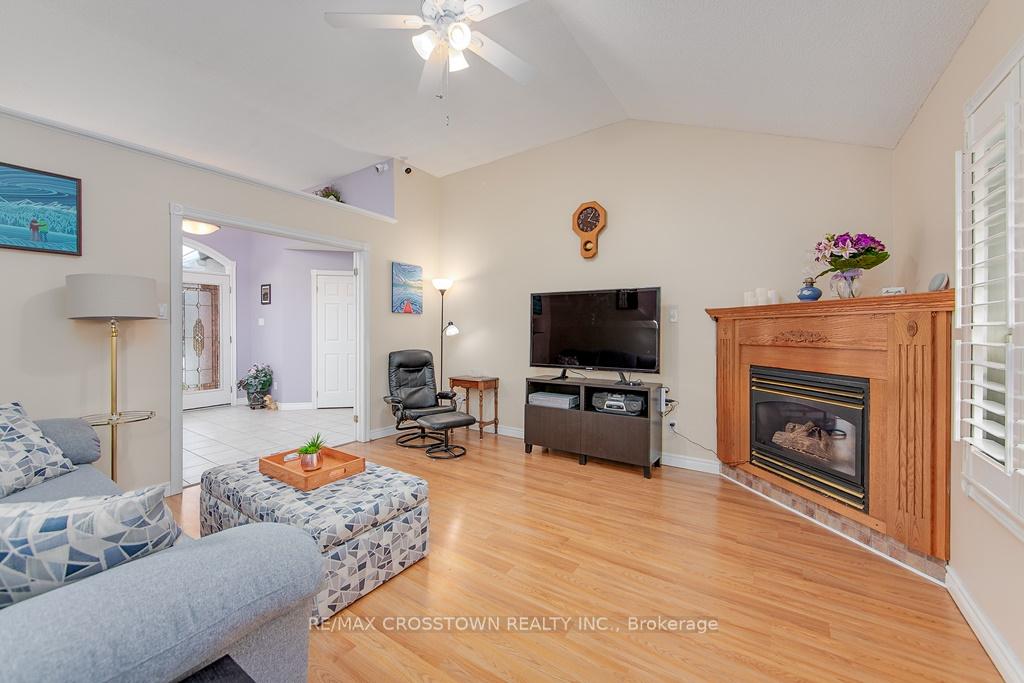 Photo 4 of 10 Birchmount Circle, Wasaga Beach — HOMEH