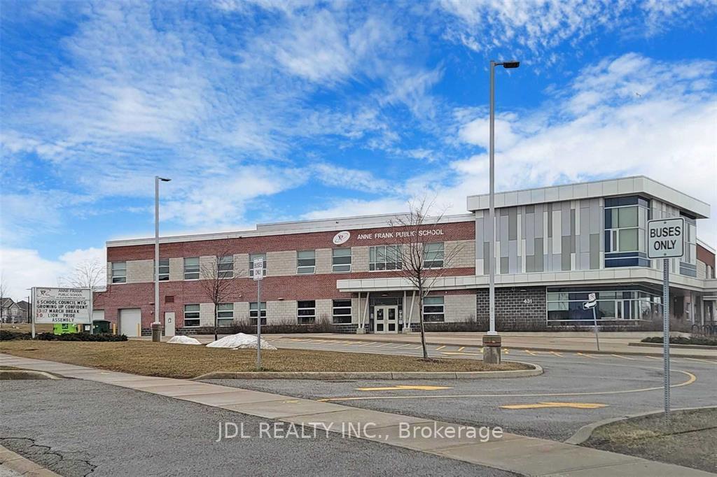 Photo 19 of 8 Mill River Drive, Vaughan, Patterson — HOMEH