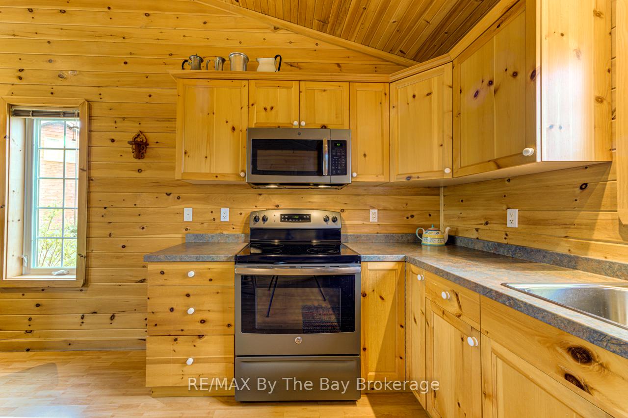 Photo 7 of 49 Cabin Crescent, Wasaga Beach — HOMEH