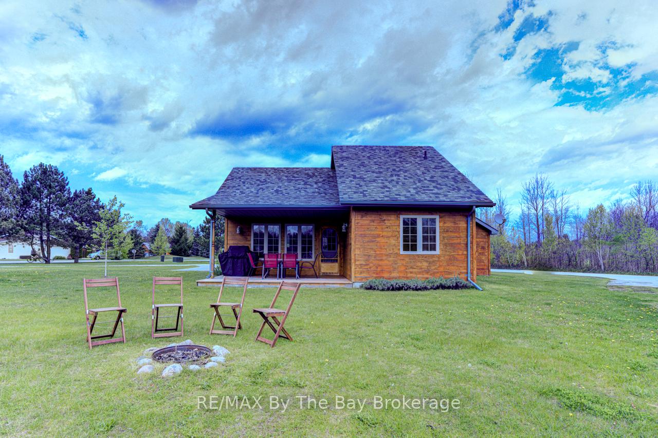 Photo 21 of 49 Cabin Crescent, Wasaga Beach — HOMEH