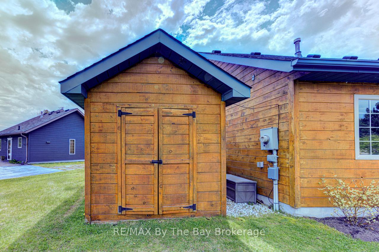 Photo 23 of 49 Cabin Crescent, Wasaga Beach — HOMEH