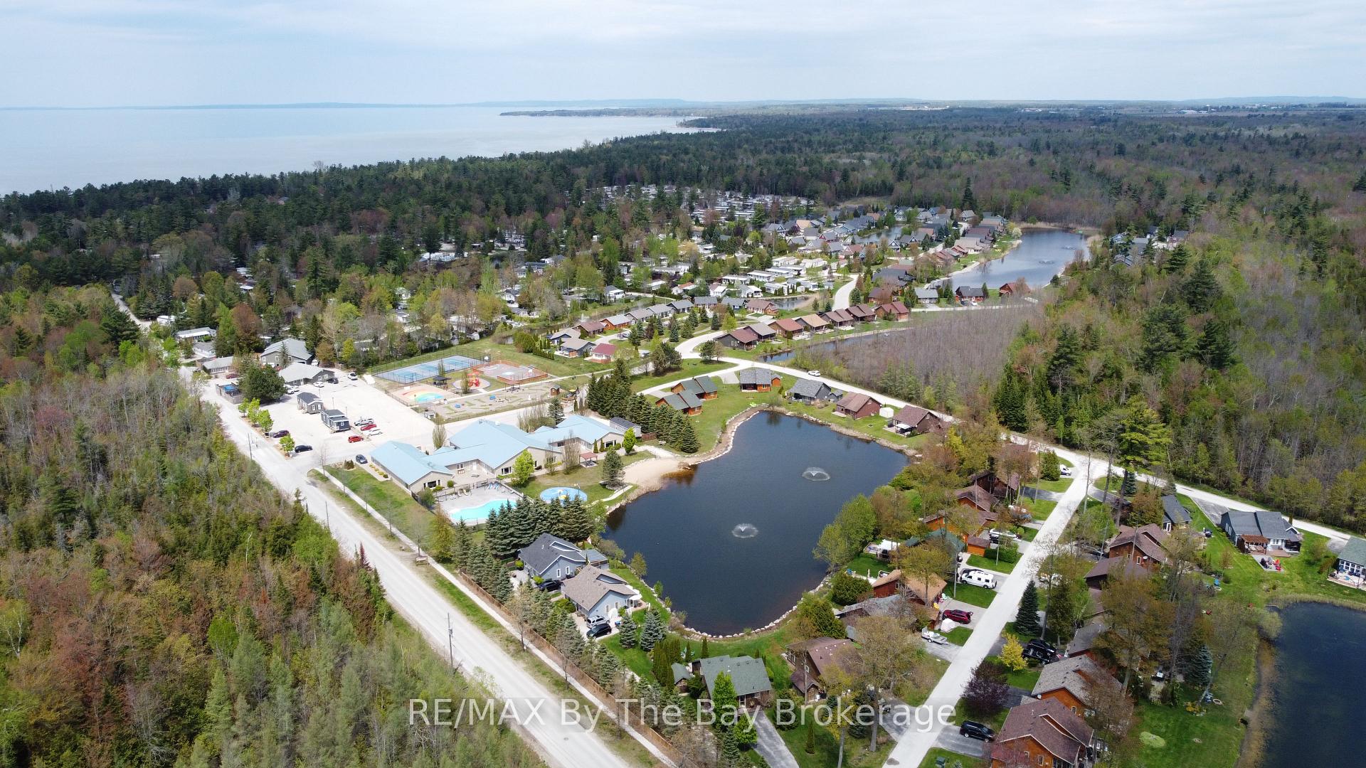 Photo 35 of 49 Cabin Crescent, Wasaga Beach — HOMEH