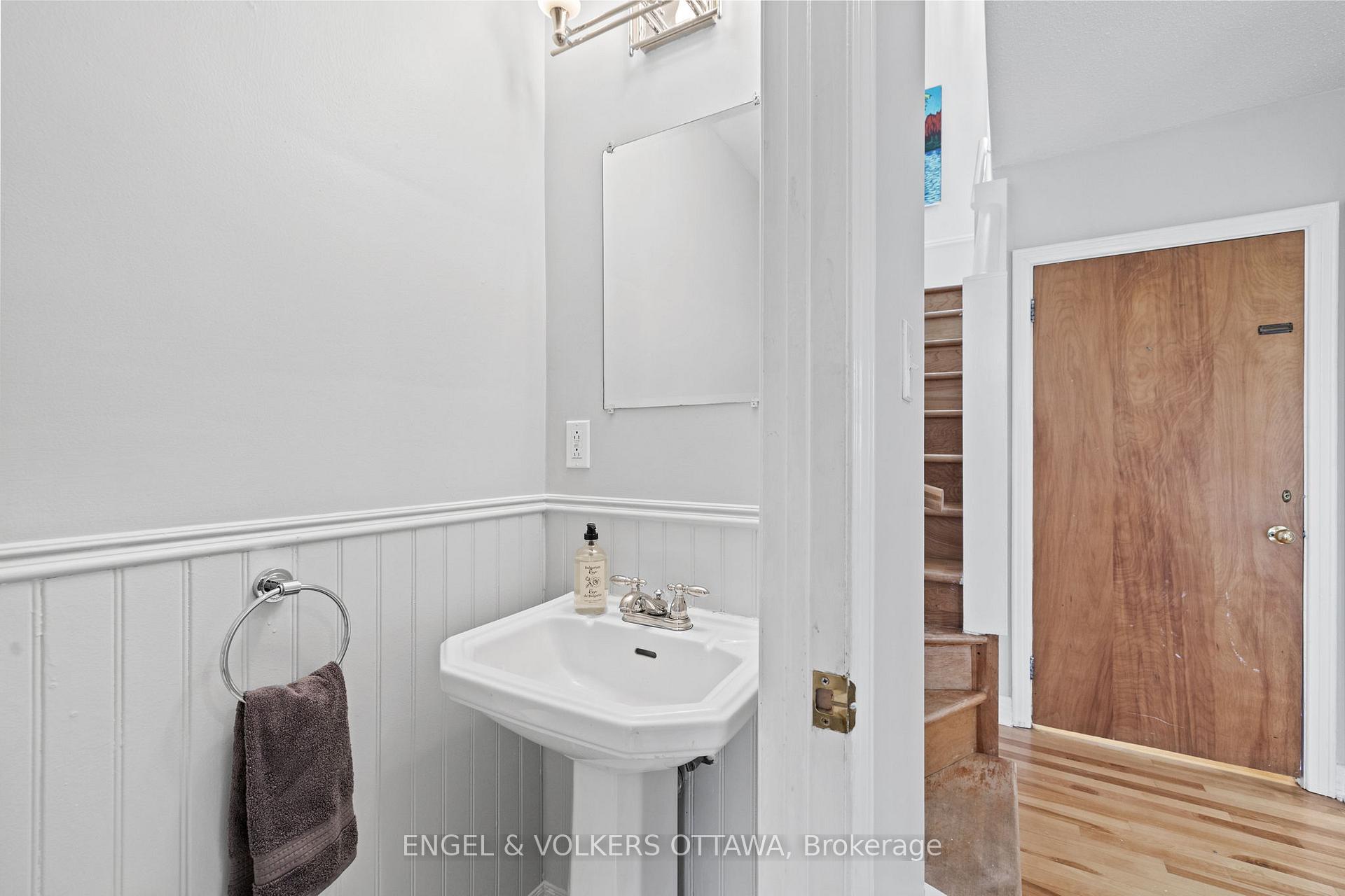 Photo 4 of 2124 Blossom Drive, Ottawa, Applewood Acres — HOMEH