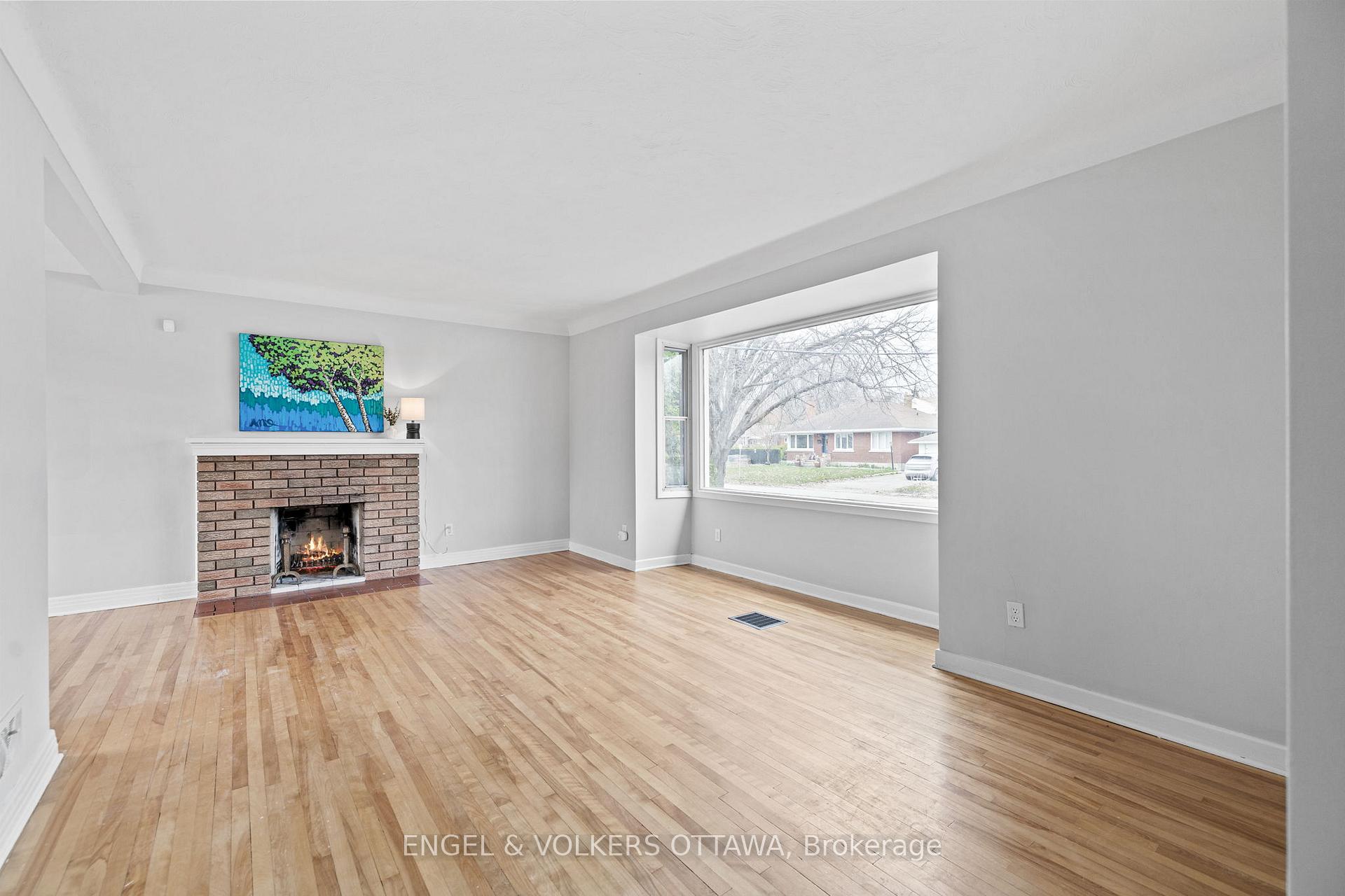 Photo 5 of 2124 Blossom Drive, Ottawa, Applewood Acres — HOMEH