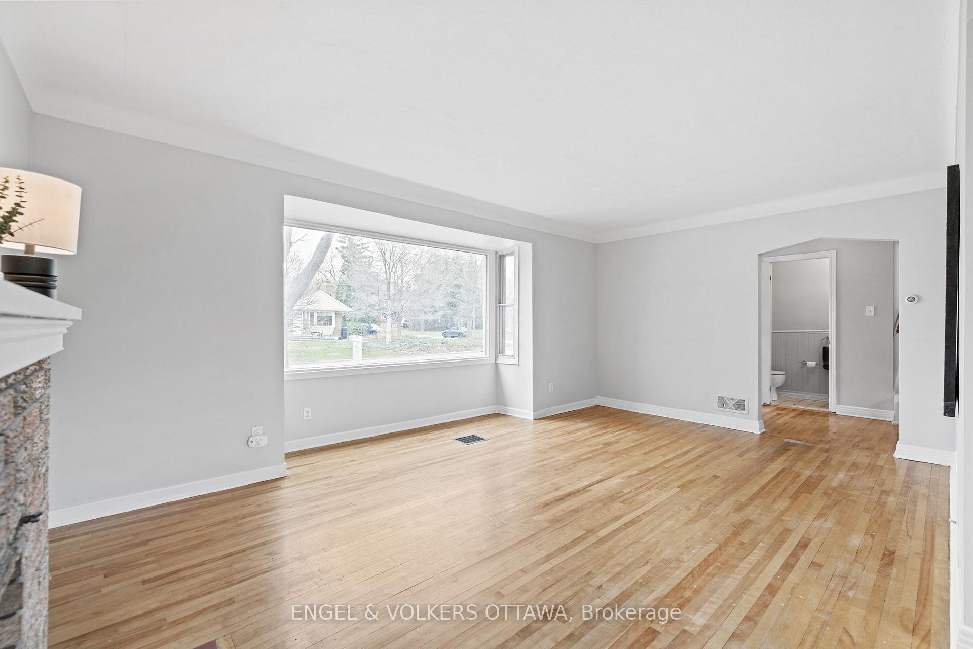 Photo 6 of 2124 Blossom Drive, Ottawa, Applewood Acres — HOMEH