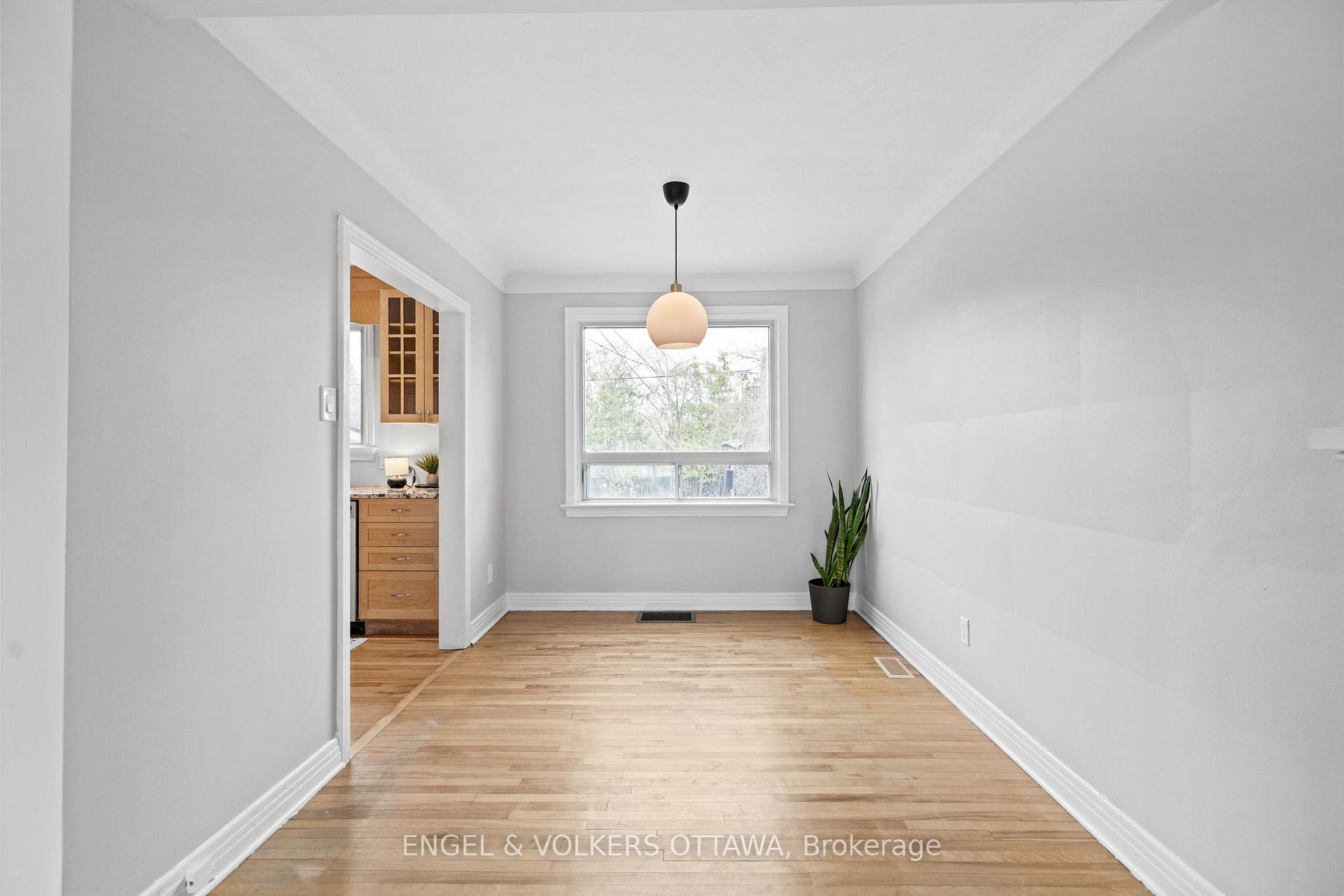 Photo 7 of 2124 Blossom Drive, Ottawa, Applewood Acres — HOMEH