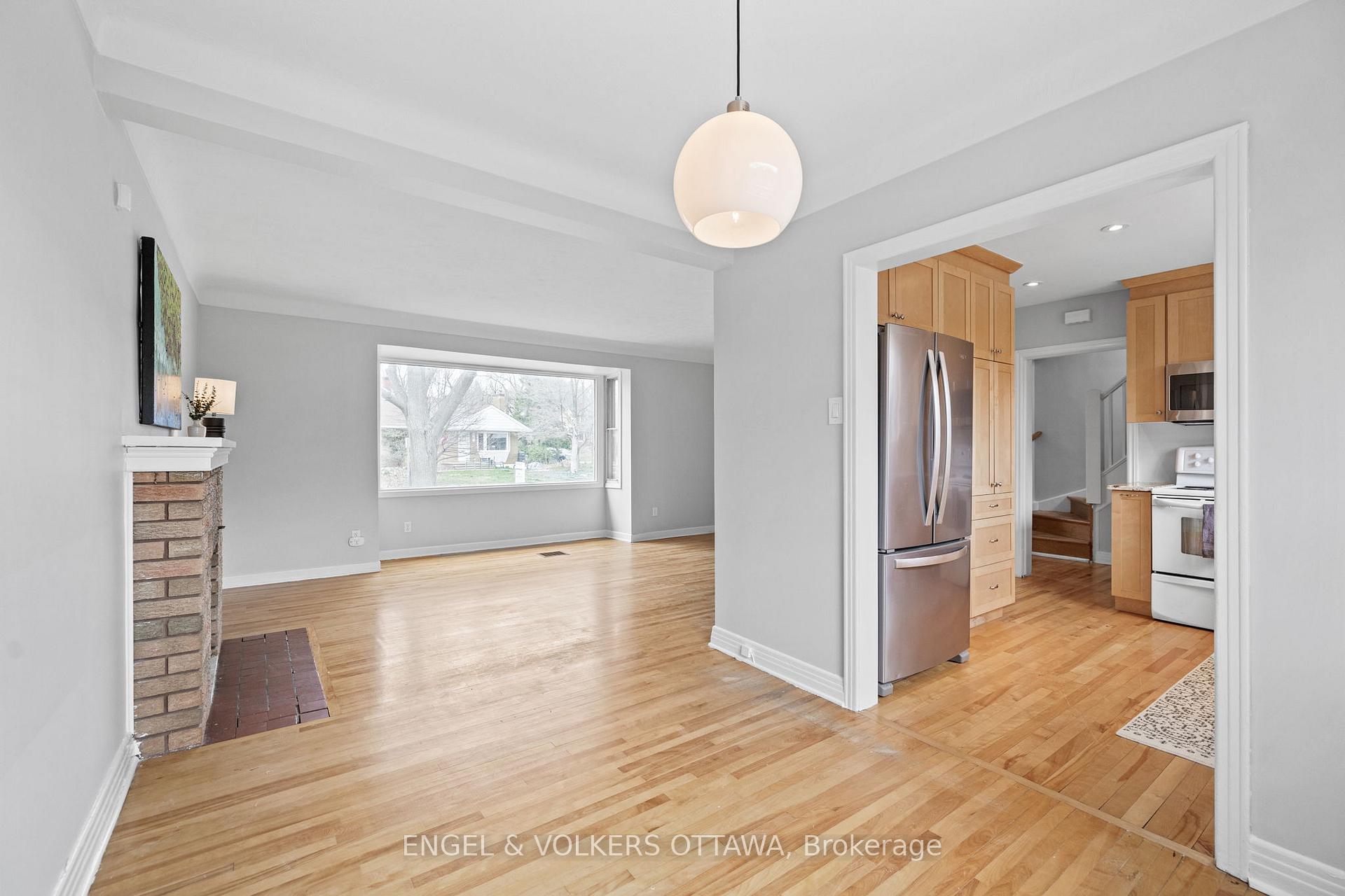 Photo 9 of 2124 Blossom Drive, Ottawa, Applewood Acres — HOMEH
