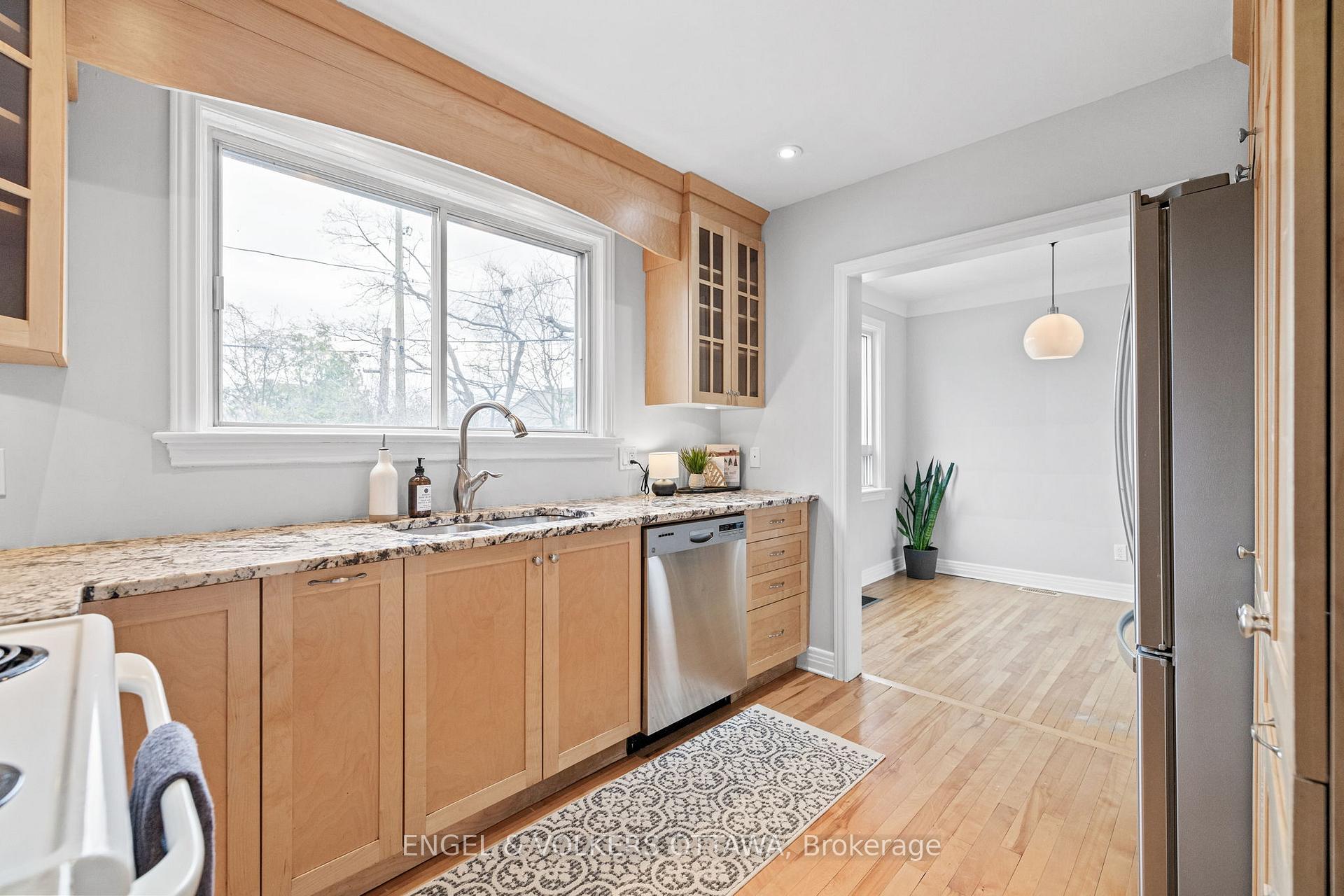 Photo 14 of 2124 Blossom Drive, Ottawa, Applewood Acres — HOMEH