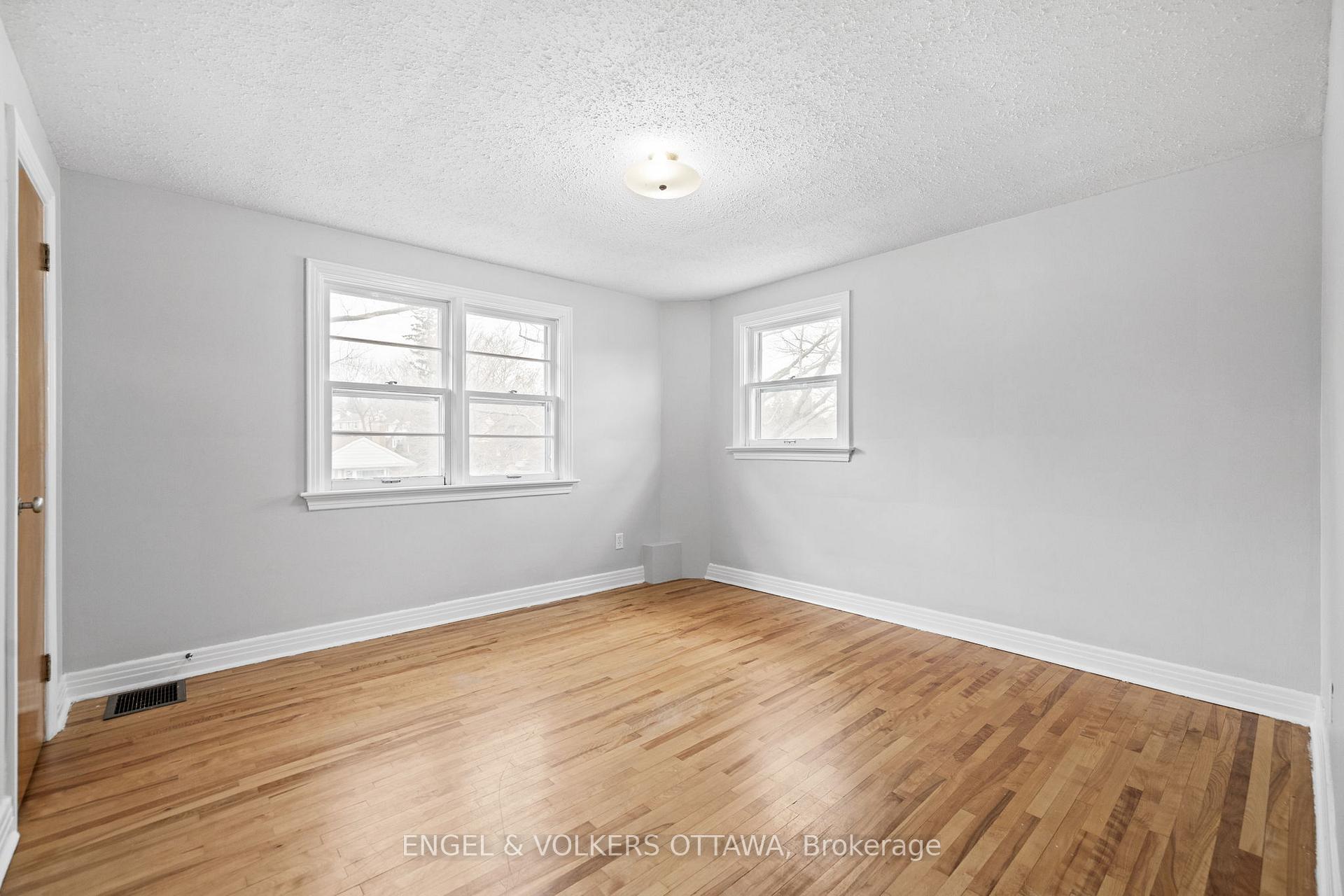 Photo 12 of 2124 Blossom Drive, Ottawa, Applewood Acres — HOMEH