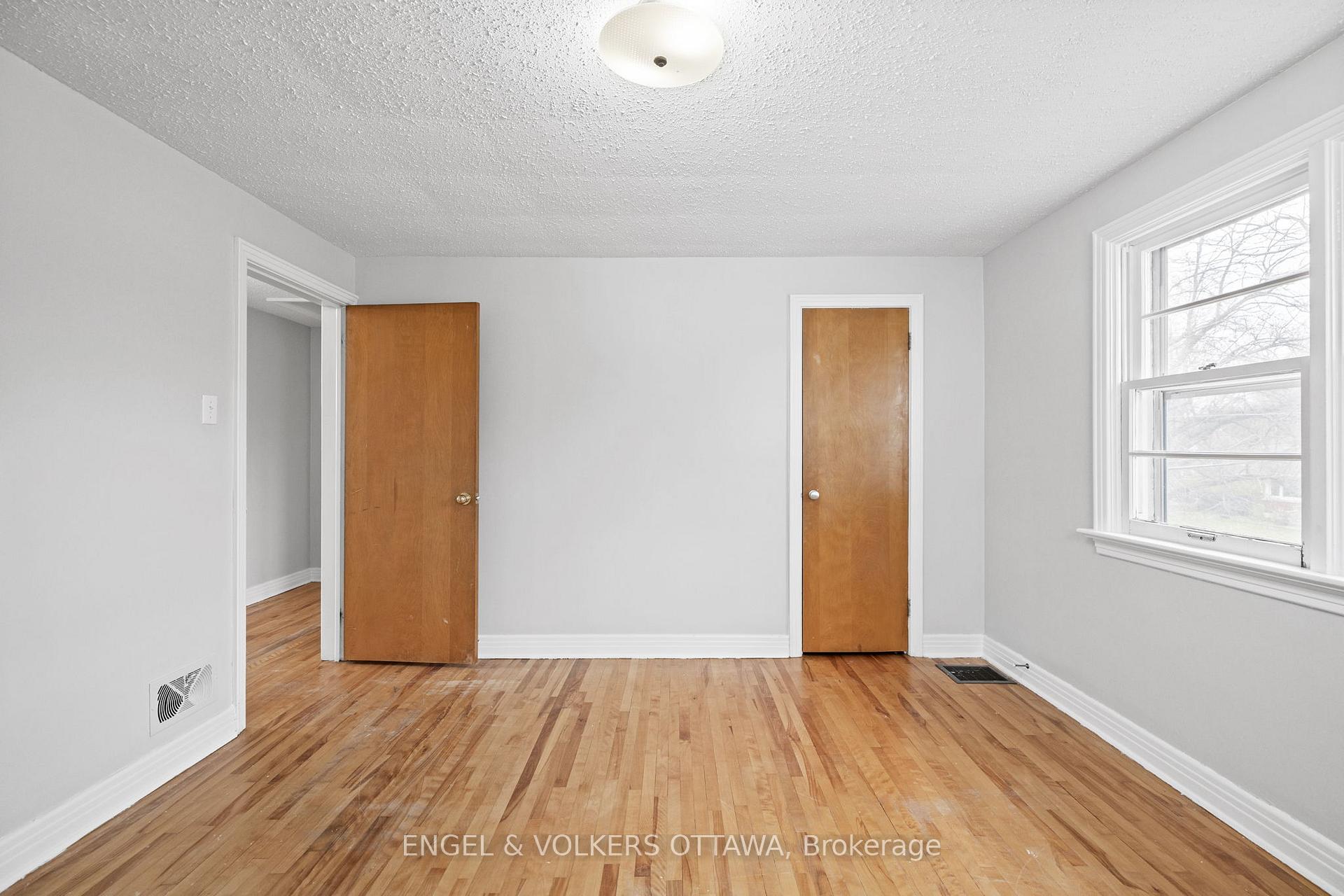 Photo 15 of 2124 Blossom Drive, Ottawa, Applewood Acres — HOMEH