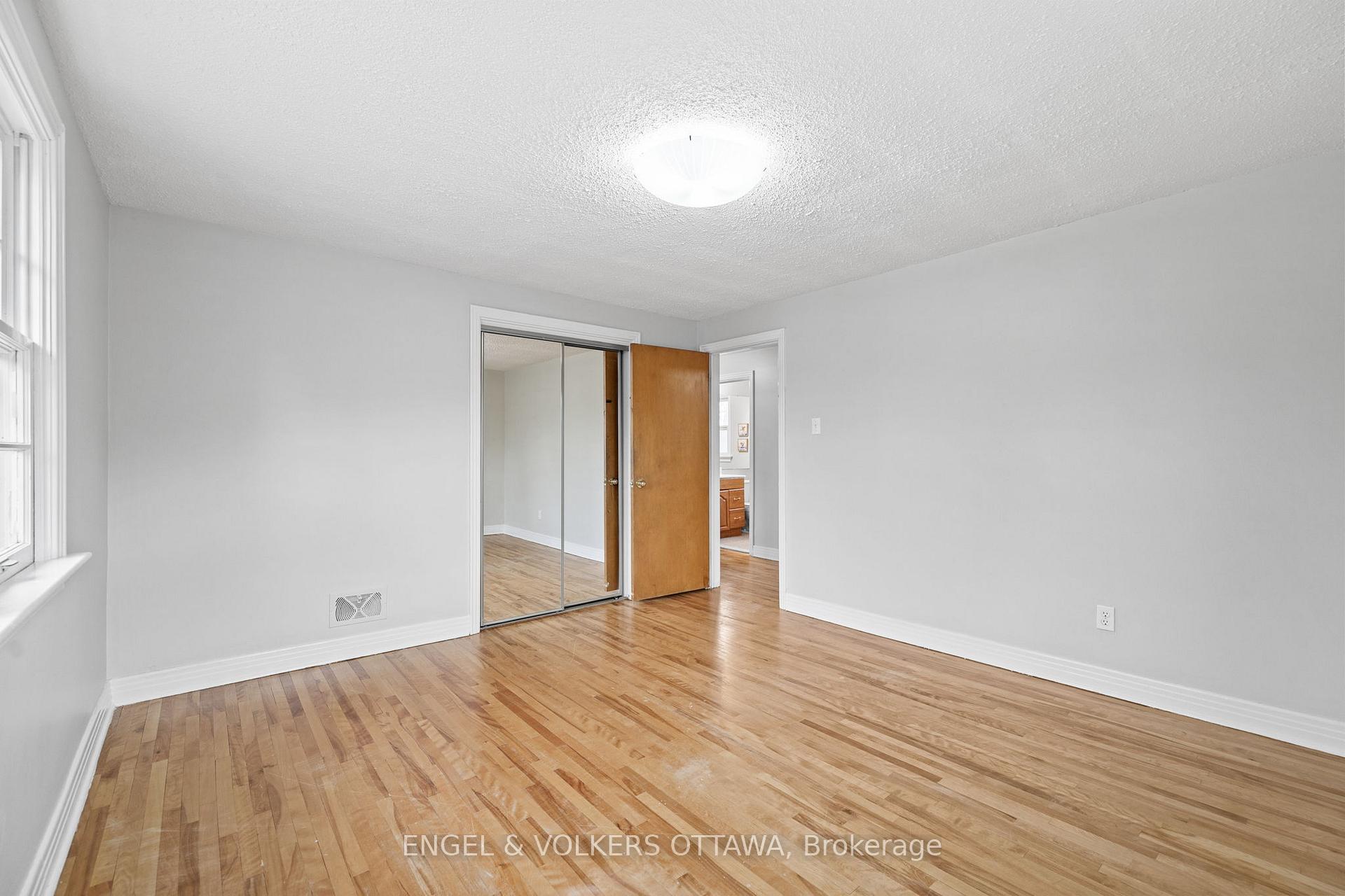 Photo 17 of 2124 Blossom Drive, Ottawa, Applewood Acres — HOMEH
