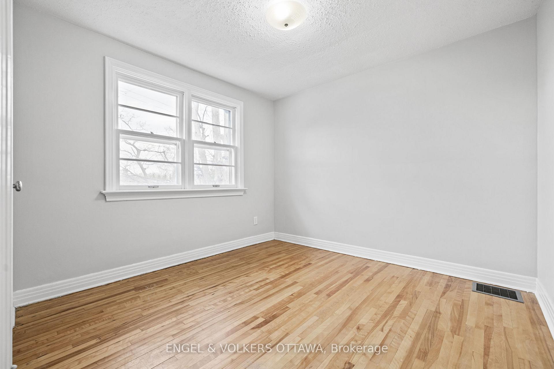 Photo 18 of 2124 Blossom Drive, Ottawa, Applewood Acres — HOMEH