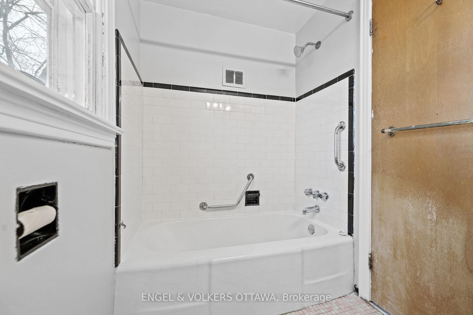 Photo 22 of 2124 Blossom Drive, Ottawa, Applewood Acres — HOMEH