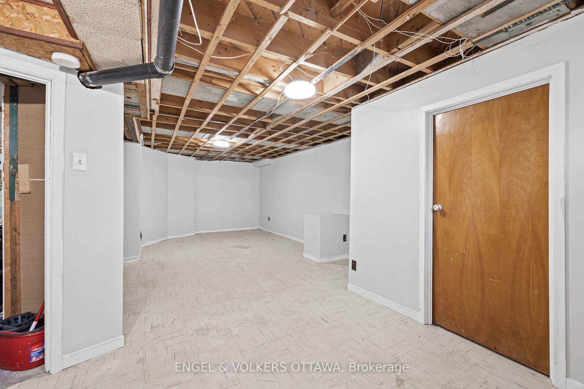 Photo 23 of 2124 Blossom Drive, Ottawa, Applewood Acres — HOMEH