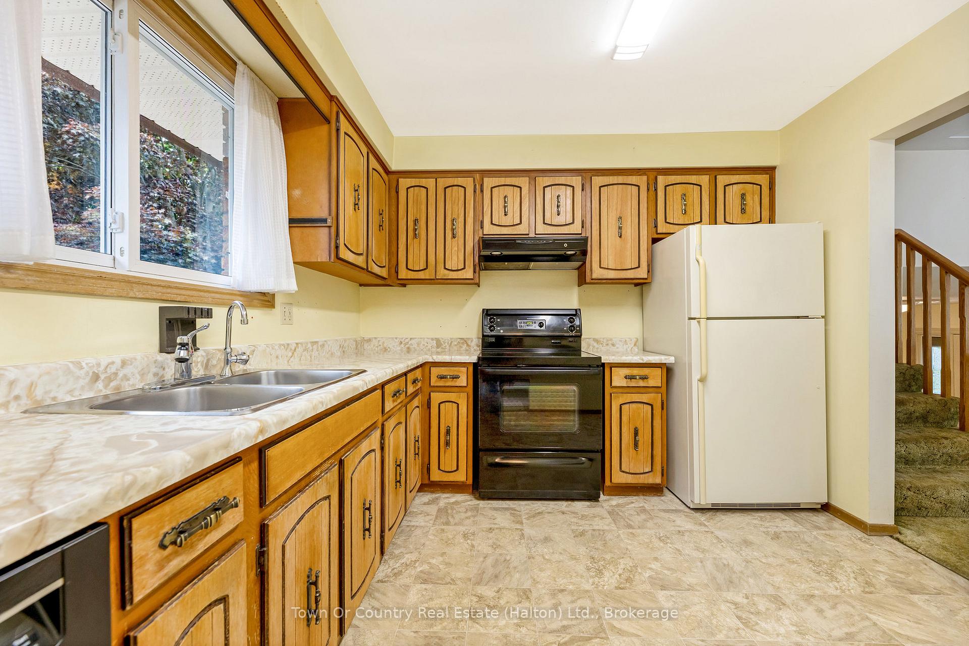 Photo 12 of 370 Roselawn Place, Waterloo — HOMEH