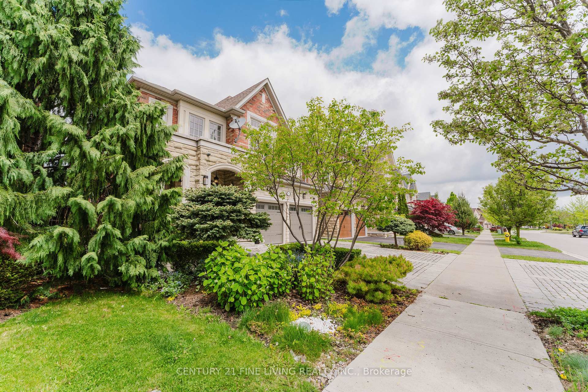 Photo 4 of 96 Wolf Creek Crescent, Vaughan, Patterson — HOMEH