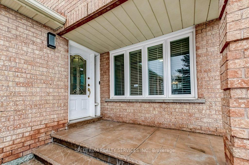 Photo 3 of 119 Silver Arrow Crescent, Vaughan, Maple — HOMEH