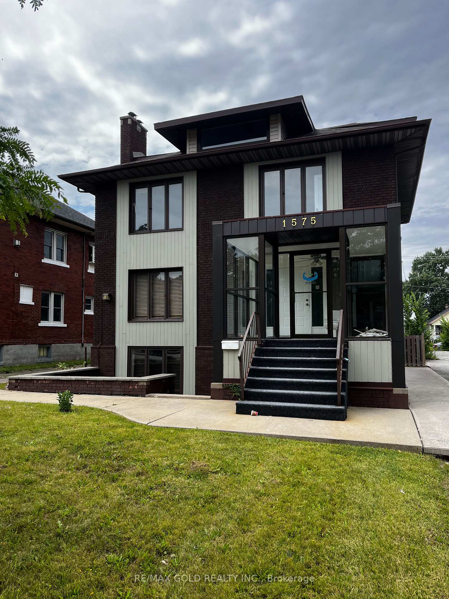 Front of 1575 Ouellette Avenue N