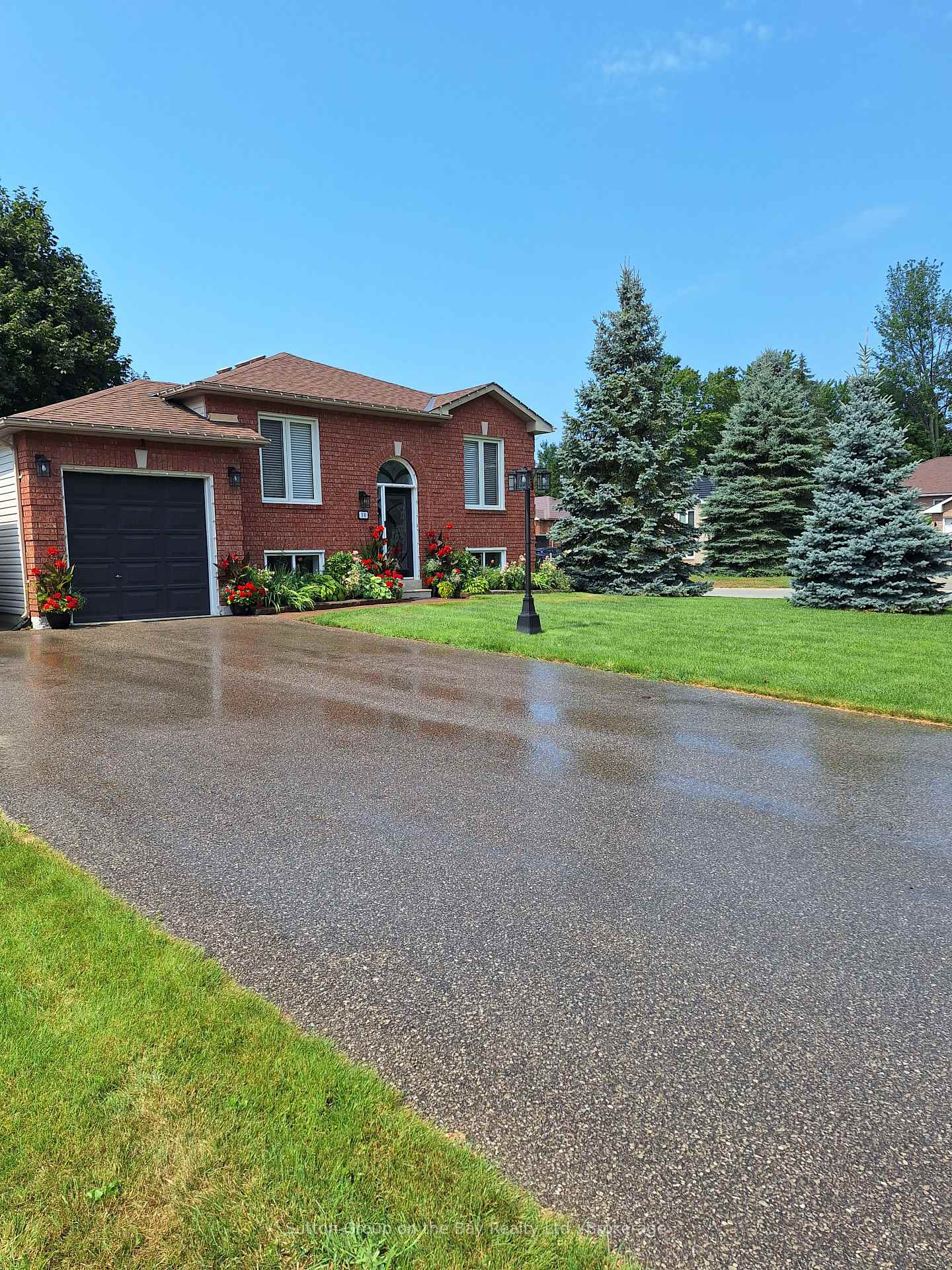 Photo 1 of 30 Acorn Crescent, Wasaga Beach — HOMEH