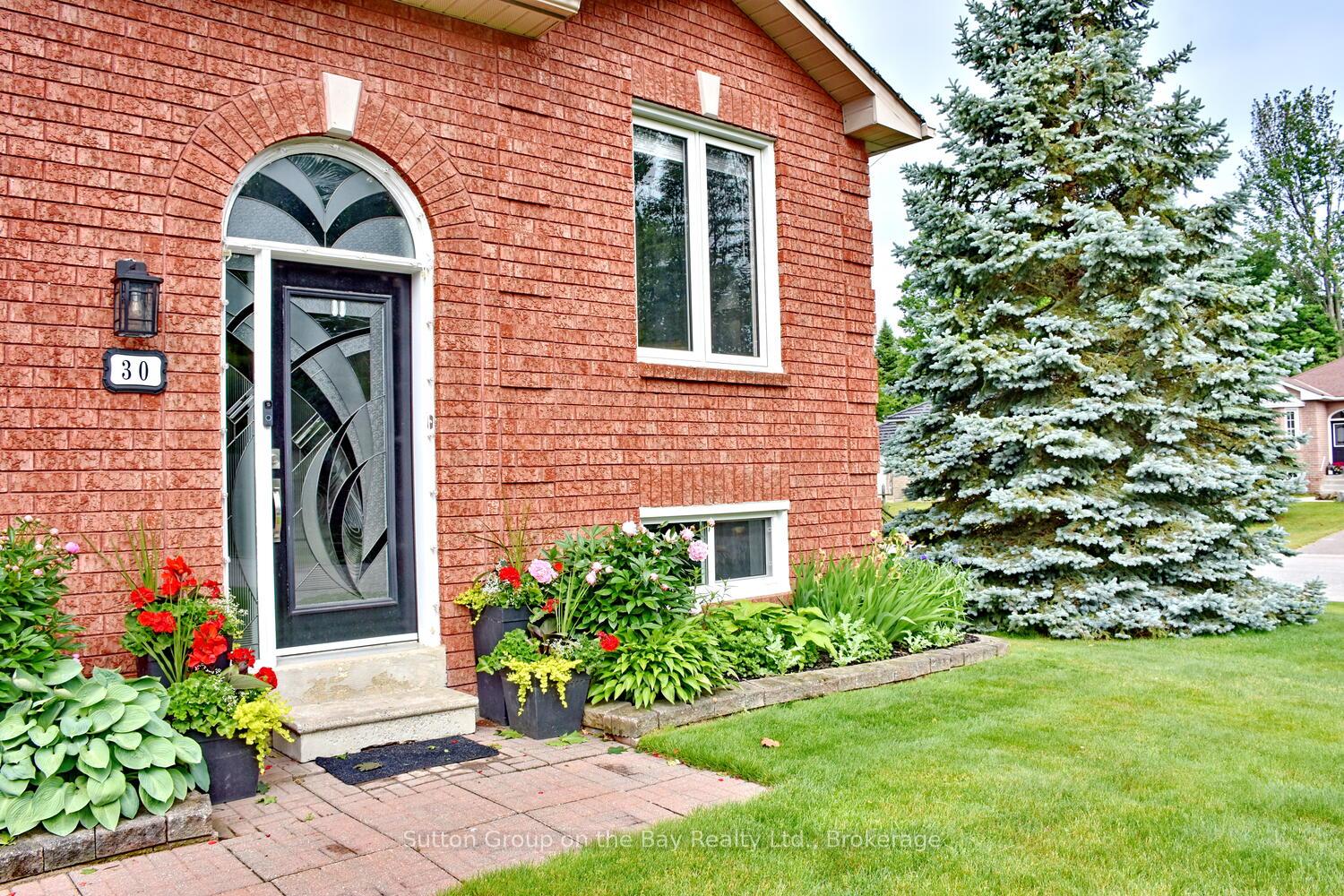 Photo 2 of 30 Acorn Crescent, Wasaga Beach — HOMEH