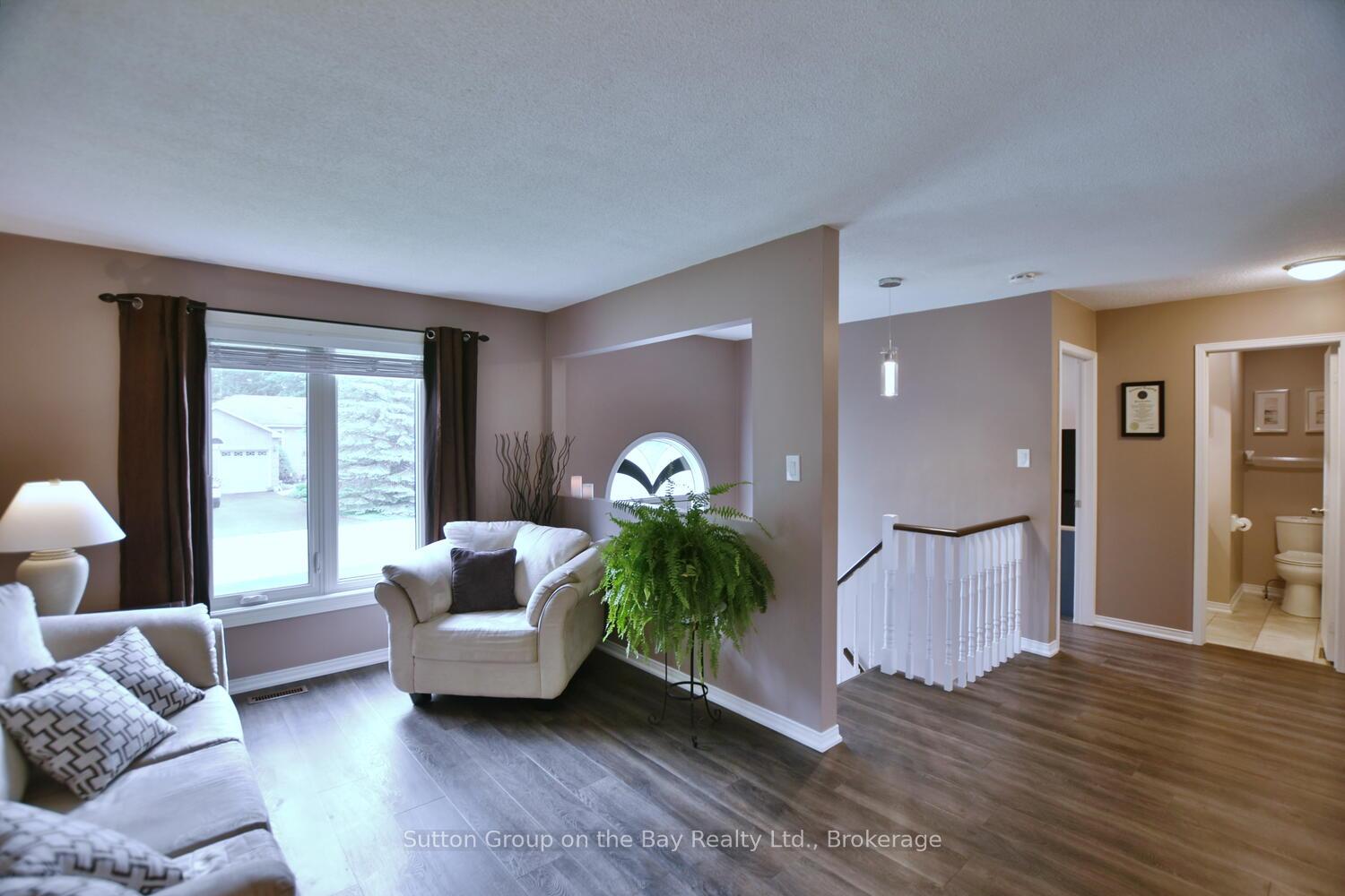 Photo 4 of 30 Acorn Crescent, Wasaga Beach — HOMEH