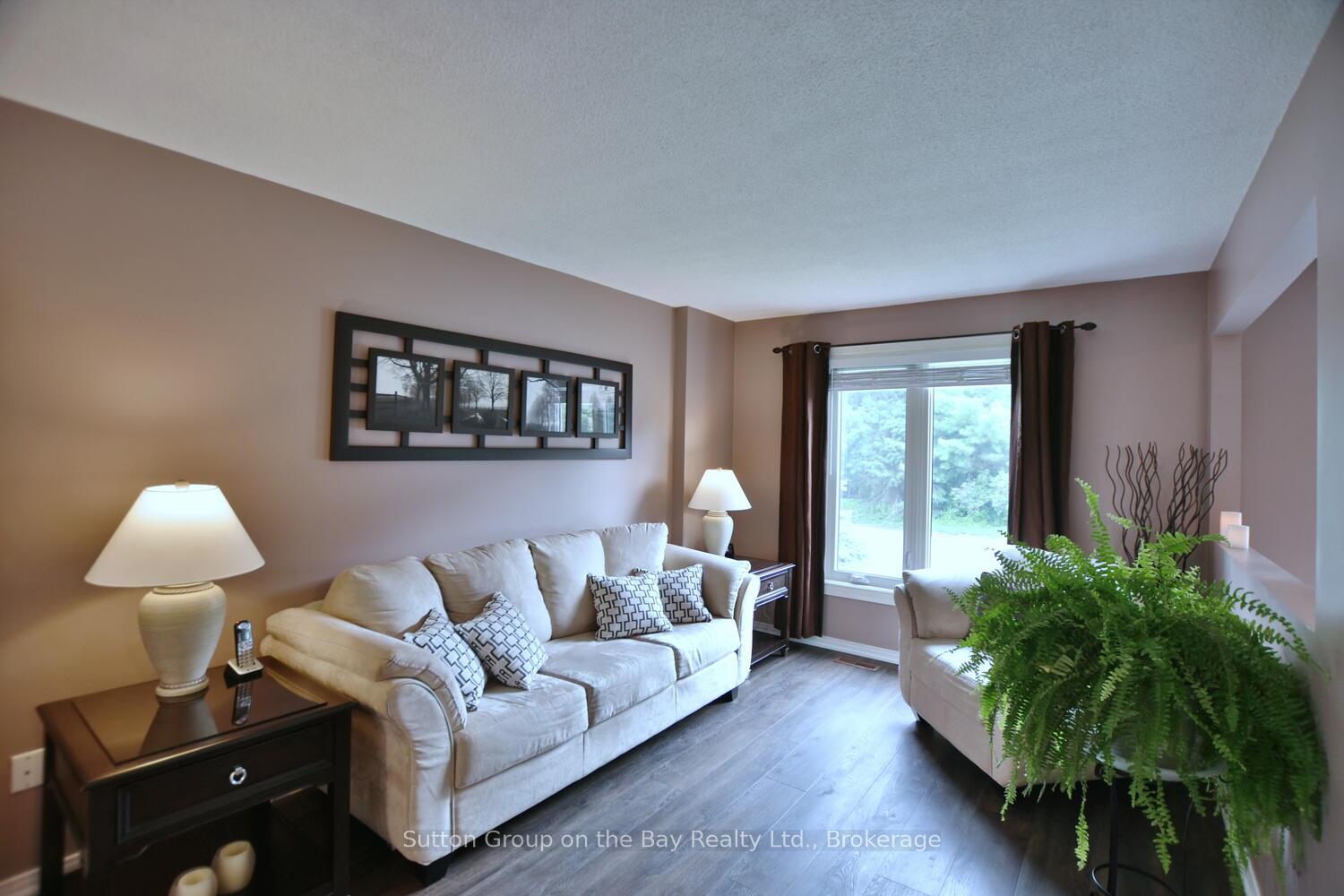 Photo 5 of 30 Acorn Crescent, Wasaga Beach — HOMEH
