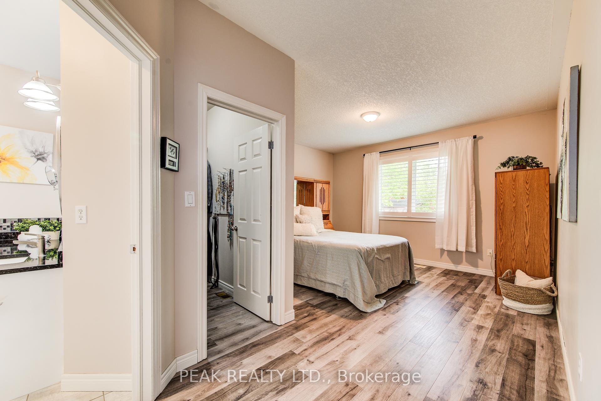 Photo 23 of 415 Lake Louise Boulevard, Waterloo — HOMEH
