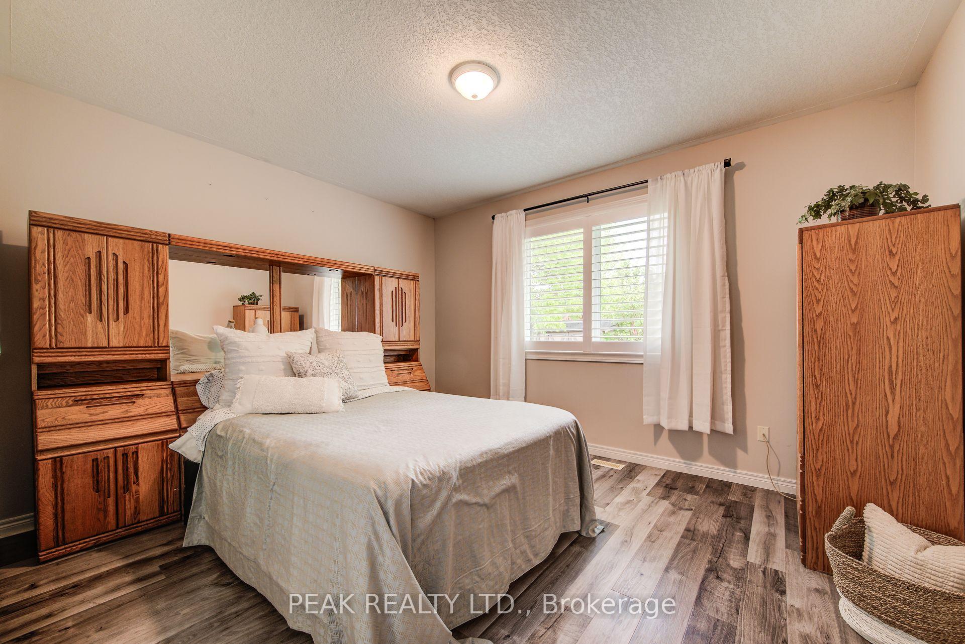 Photo 24 of 415 Lake Louise Boulevard, Waterloo — HOMEH